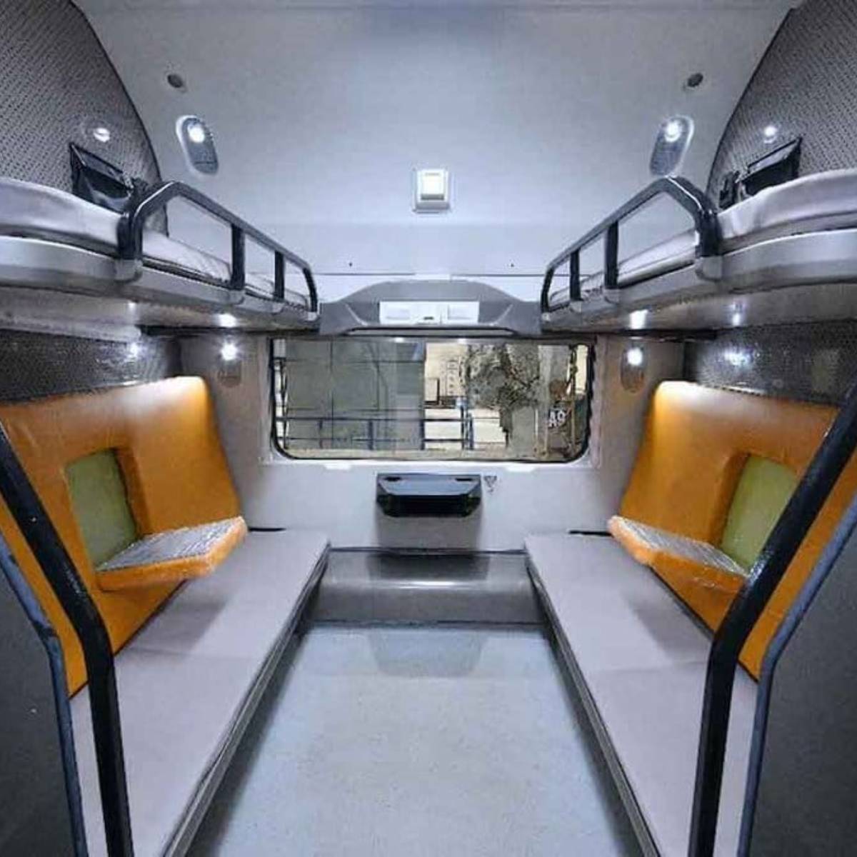 ট্রেনে পরিষ্কার-পরিচ্ছন্নতা বজায় রাখার জন্য বিশেষ জীবাণুনাশক প্রযুক্তি ব্যবহার করা হয়েছে। ড্রাইভারের কেবিনেও আধুনিক সুরক্ষা ব্যবস্থা রয়েছে।