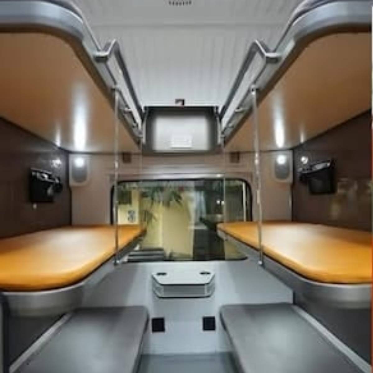 এর মধ্যে ১১টি কোচ হবে এসি ৩-টিয়ার, ৪টি কোচ হবে এসি ২-টিয়ার এবং ১টি কোচ হবে ফার্স্ট এসি। এই ট্রেনে মোট ৮২৩ জন যাত্রী ভ্রমণ করতে পারবেন। ৬১১ জন যাত্রী ৩-টিয়ার, ১৮৮ জন যাত্রী ২-টিয়ার এবং ২৪ জন যাত্রী প্রথম এসিতে ভ্রমণ করতে পারবেন।