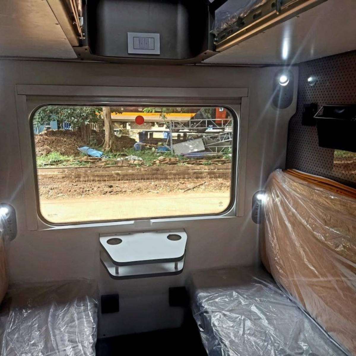 বন্দে ভারত ট্রেনগুলি বর্তমানে ২০টি কোচ নিয়ে চলে। রেলমন্ত্রী জানিয়েছেন যে বন্দে ভারত স্লিপার ট্রেনে মোট ১৬টি কোচ থাকবে। 