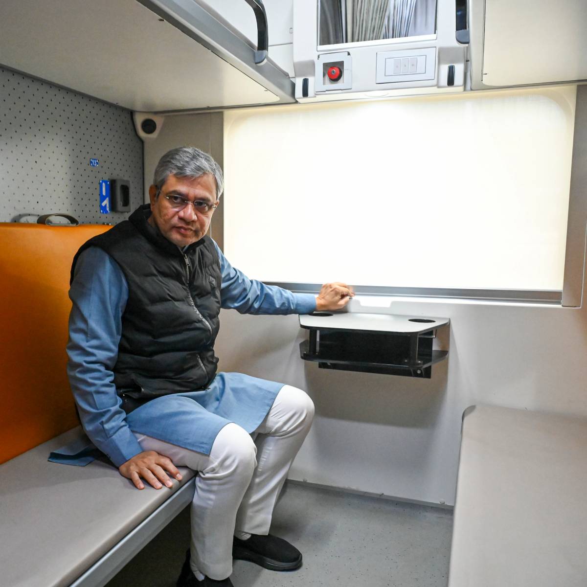 সরকারি তথ্য অনুসারে, গুয়াহাটি থেকে কলকাতা থার্ড এসি ট্রেনের ভাড়া হবে ২,৩০০ টাকা, যেখানে সেকেন্ড এসির ভাড়া হবে ৩,০০০ টাকা। প্রথম এসি ভাড়া হবে ৩,৬০০ টাকা।