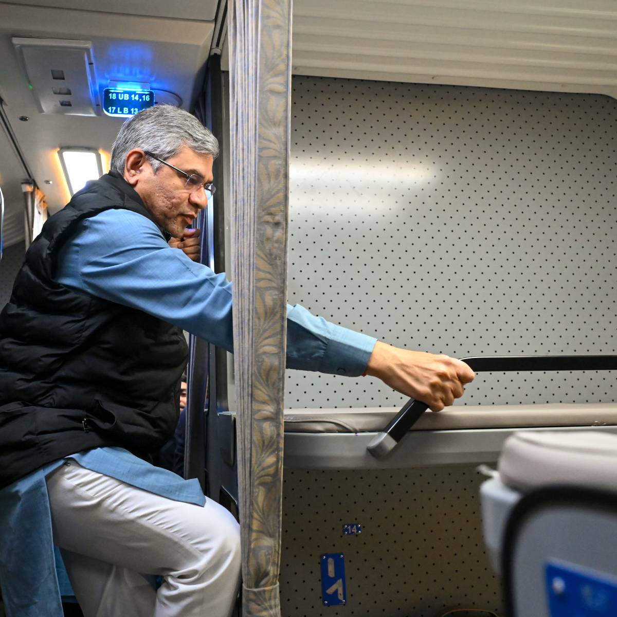 হাওড়া থেকে কামাখ্যা রুটে ট্রেন থামবে-ব্যান্ডেল, কাটোয়া, মালদা টাউন, নিউ জলপাইগুড়ি, নিউ কোচবিহার, নিউ বঙ্গাইগাঁও ও কামাখ্যা স্টেশনে। ১৪ থেকে ১৫ ঘণ্টার মধ্যেই হাওড়া থেকে কামাখ্যা পৌঁছবে এই ট্রেন।