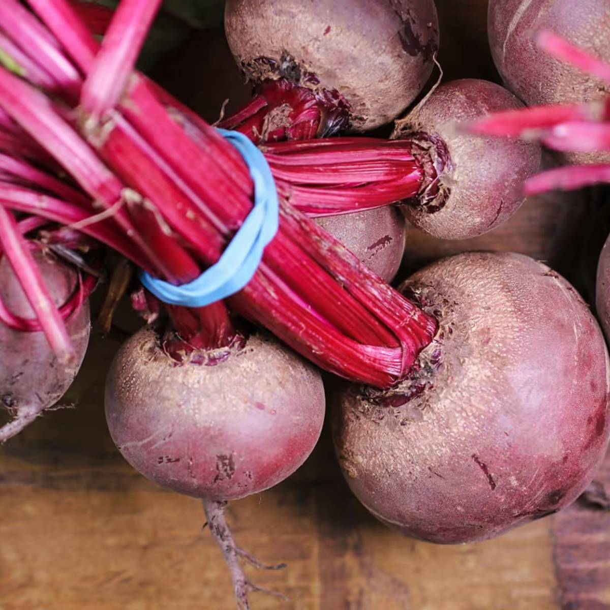 গাজর এবং বিট উভয়ই অ্যান্টিঅক্সিডেন্টের চমৎকার উৎস। বিটে ফোলেট থাকে, যা শক্তি এবং রক্তের পরিমাণ বৃদ্ধিতে সাহায্য করে। গাজরে প্রচুর পরিমাণে বিটা ক্যারোটিন থাকে, যা চোখ এবং ত্বকের জন্য উপকারী।