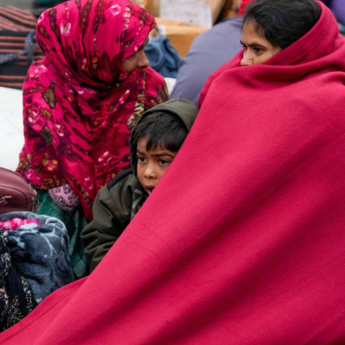 শীতের প্রকোপে কাঁপছে গোটা দেশ। ফলে স্বাভাবিকভাবেই মোটা লেপ-কম্বল বের করতে হয়েছে আমাদের সকলকেই। ফলে ধুলো, ময়লা, স্যাঁতস্যাঁতে ও খারাপ গন্ধ থাকাটা স্বাভাবিক। তবে সমস্যা হল। সাধারণ পোশাকের মতো এই লেপ, কম্বল ও কাঁথা ওয়াশিং মেশিনে কাচা সম্ভব হয় না। ঘন ঘন ড্রাই