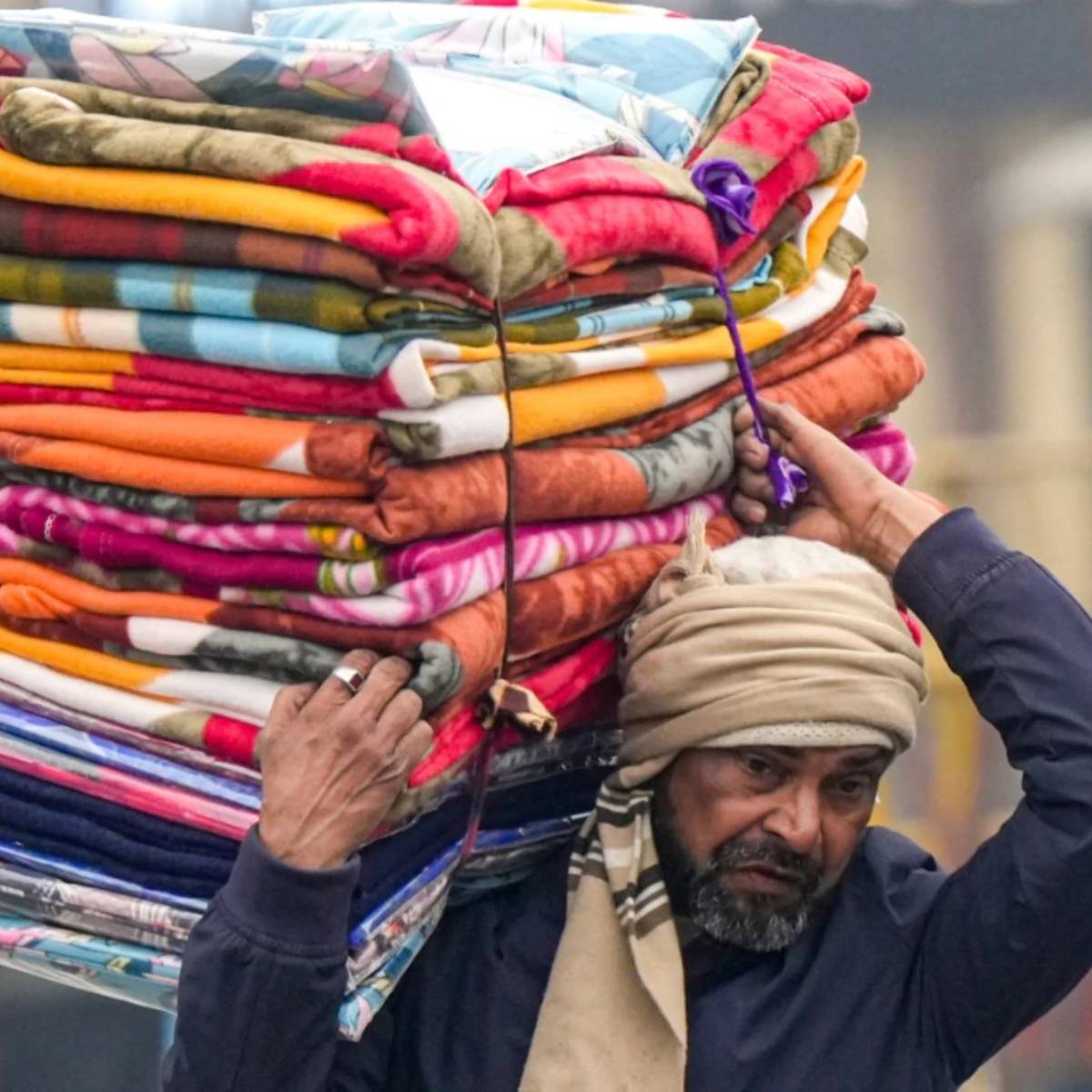সারা বছর আলমারিতে থাকা লেপ এবং কম্বলগুলিতে ধুলো, আর্দ্রতা এবং ব্যাকটেরিয়া জমা হয়। যদি এগুলি না ধুয়ে ফেলে রাখা হয়, তাহলে এগুলি চুলকানি এবং ত্বকের অ্যালার্জি সৃষ্টি করতে পারে, হাঁচি, কাশি এবং শ্বাসকষ্টের সমস্যা আরও বাড়িয়ে তুলতে পারে। এগুলি শরীরে ছোট ছোটব্রণ