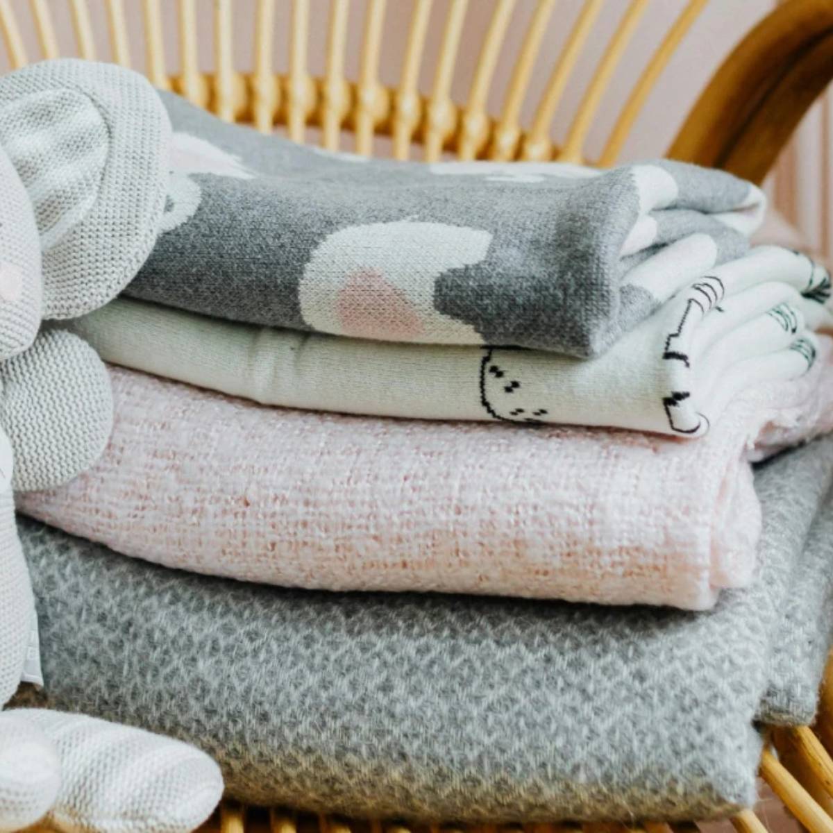 ১. সূর্যের আলো: আলমারি থেকে আপনার লেপ বা কম্বলটি বের করে ২-৩ দিনের জন্য উজ্জ্বল সূর্যের আলোতে রাখুন। এটি ভেতর থেকে আর্দ্রতা দূর করে, দুর্গন্ধ এবং পোকামাকড় দূর করে। সূর্যের আলো তুলা এবং কাপড়কে হালকা করে। সূর্যের আলোতে পুঙ্খানুপুঙ্খভাবে প্রকাশ করার পরে, ধুল