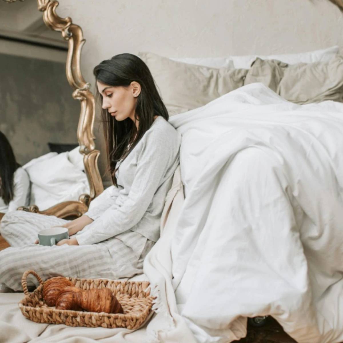 ২. বেকিং সোডা দিয়ে দুর্গন্ধ এবং হালকা দাগ দূর করুন। বেকিং সোডা একটি চমৎকার প্রাকৃতিক পরিষ্কারক। আপনার কমফোর্টার বা কম্বলের উপর হালকা বেকিং সোডা ছিটিয়ে দিন এবং ৩০-৪০ মিনিটের জন্য রেখে দিন। তারপর, একটি পরিষ্কার কাপড় বা ভ্যাকুয়াম ক্লিনার দিয়ে মুছে ফেলুন। এটি