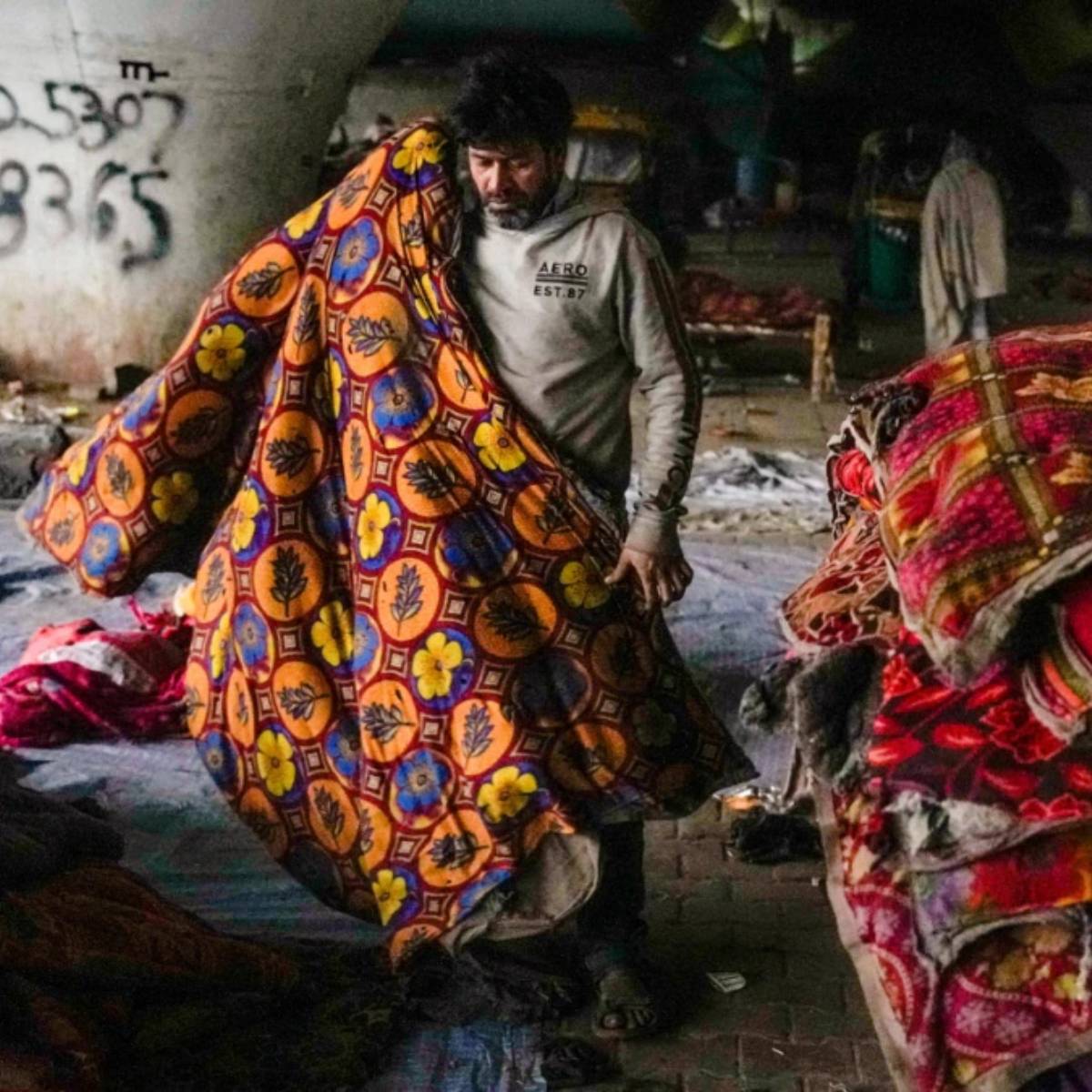 ২. ভিনেগার এবং জল স্প্রে সাদা ভিনেগার ব্যাকটেরিয়া এবং দুর্গন্ধ উভয়ই দূর করে। একটি স্প্রে বোতলে সমান অংশে জল এবং সাদা ভিনেগার মিশিয়ে নিন। এই মিশ্রণটি কম্বলের উপর হালকাভাবে স্প্রে করুন এবং তারপর একটি পরিষ্কার কাপড় দিয়ে মুছুন। তারপর, এটি কিছুক্ষণ রোদে শুকাতে