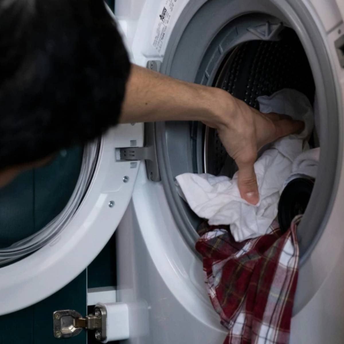 ৩. ফ্যাব্রিক ফ্রেশনার বা ঘরে তৈরি স্প্রে: কম্বল ব্যবহার না করলে কম্বল থেকে দুর্গন্ধ বের হতে পারে। যদি আপনার কম্বল থেকে এই গন্ধ বের হয়, তাহলে একটি ফ্যাব্রিক ফ্রেশনার সাহায্য করতে পারে। আপনি বাণিজ্যিকভাবে পাওয়া ফ্রেশনার ব্যবহার করতে পারেন অথবা পানিতে ২-৩ ফো