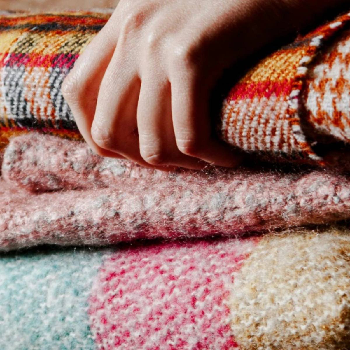 ৫. লেপ এবং কম্বলও হাতে ধোয়া যায় একটি বড় বাথটাবে জল ভরে তাতে লেপ বা কম্বলটি ১০-১৫ মিনিট ভিজিয়ে রাখুন। দ্বিতীয় পানিতে তরল সাবান মিশিয়ে নিন। একটি কম্বল দিয়ে ঢেকে ১৫ মিনিট রাখুন। প্রয়োজনে পা দিয়ে হালকা চেপে পরিষ্কার করুন। পরিষ্কার জল দিয়ে ৩-৪ বার ধুয়ে ফেলুন য