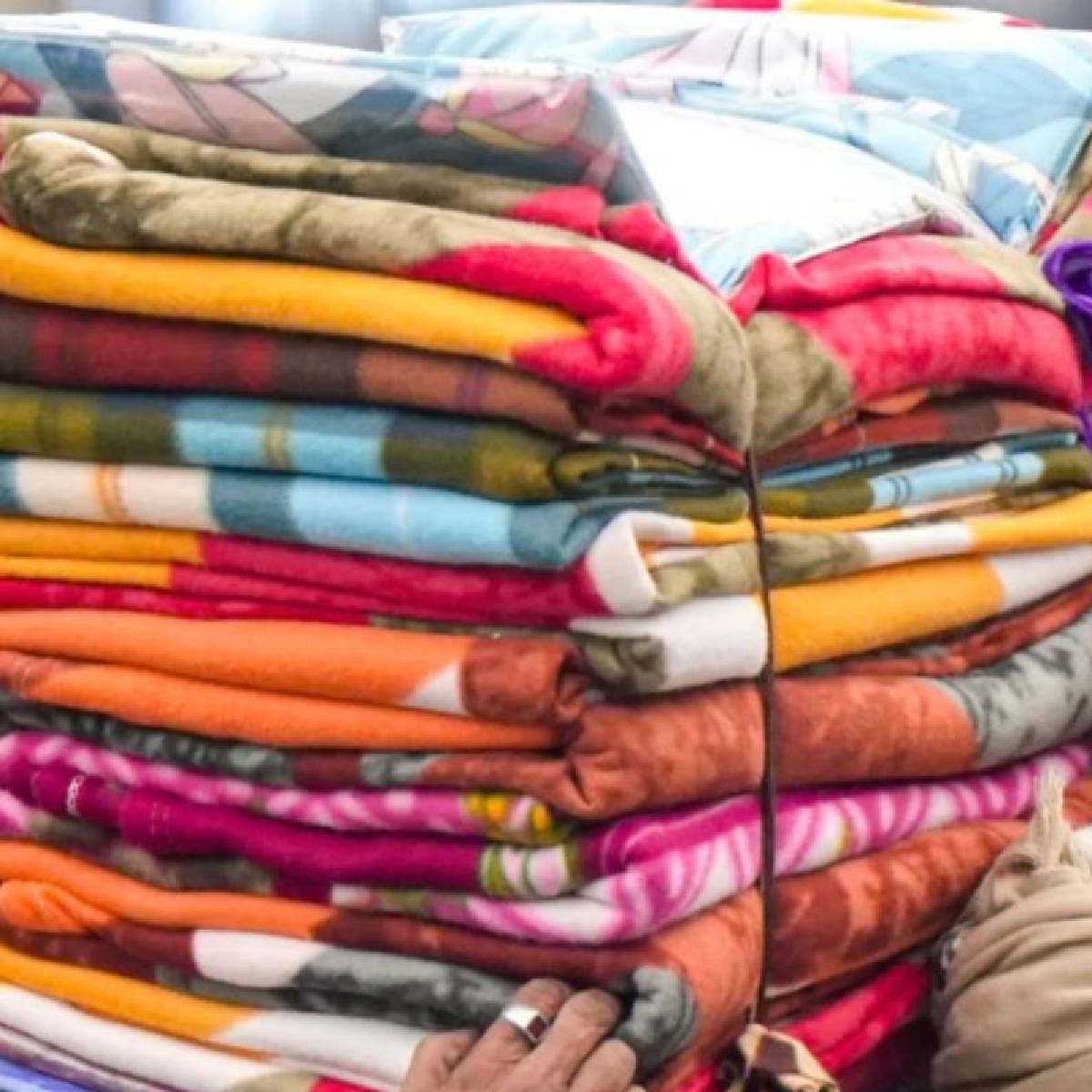 আপনার লেপ এবং কম্বল দীর্ঘ সময় ধরে পরিষ্কার রাখার টিপস লেপ এবং কম্বল সবসময় ঢেকে রাখুন। মাঝে মাঝে কভারটি ধুতে থাকুন। মাসে অন্তত একবার নিজেকে সূর্যের আলোতে উন্মুক্ত করতে ভুলবেন না। ভেজা বা স্যাঁতসেঁতে জায়গায় সংরক্ষণ করবেন না। (ছবি: পেক্সেলস)