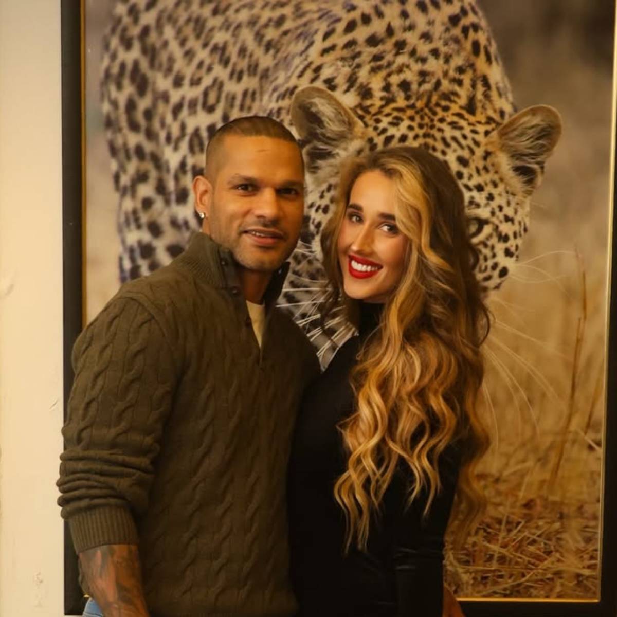 ধাওয়ান এর আগে বিয়ে করেছিলেন ঐশা মুখার্জিকে, ২০২৩ সালের অক্টোবরে আনুষ্ঠানিকভাবে তাঁরা আলাদা হয়ে যান, যার ফলে তাদের ১১ বছরের দাম্পত্য জীবনের ইতি ঘটে।