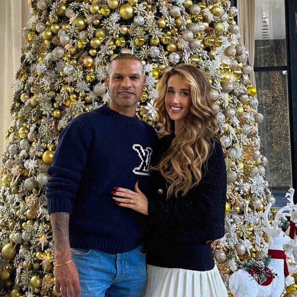 'আমরা চিরকালের জন্য একসাথে থাকার সিদ্ধান্ত নিয়েছি, তাই আমাদের বাগদানের জন্য ভালোবাসা, আশীর্বাদ এবং প্রতিটি শুভকামের জন্য কৃতজ্ঞ।' ইনস্টাগ্রামে শিখর লিখেছেন।