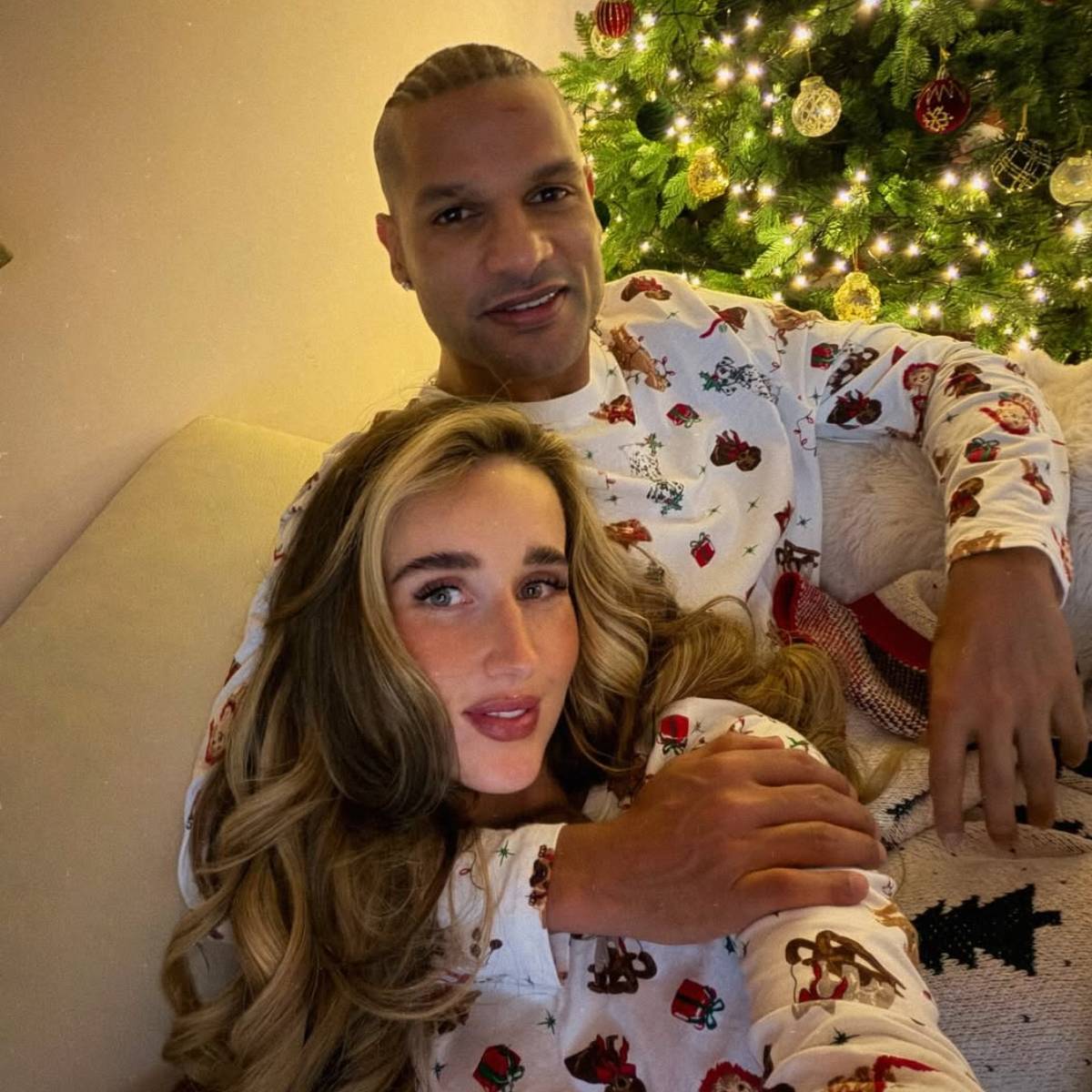 সোফি সোশ্যাল মিডিয়ায় একটি ছবি আপলোড করেছেন, যা দ্রুত ভাইরাল হয়ে যায়। সোফি ছবিটির ক্যাপশনে লিখেছেন 'আমার ভালোবাসা'। এই পোস্টটি ধাওয়ানের ব্যক্তিগত জীবন নিয়ে কয়েক মাস ধরে চলা জল্পনার অবসান ঘটিয়েছে।