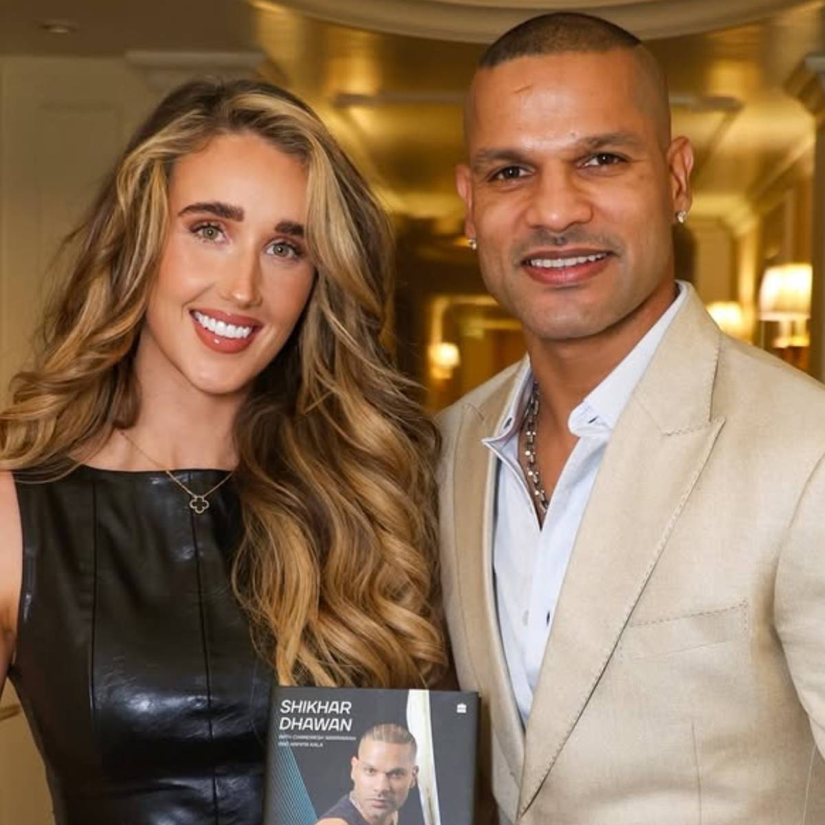ভারতের প্রাক্তন ওপেনার শিখর ধাওয়ান সোমবার ইনস্টাগ্রামে বান্ধবী সোফি শাইনের সঙ্গে তাঁর এনগেজমেন্ট ঘোষণা করেছেন। গত বছর ১ মে তাদের সম্পর্ক নিশ্চিত করার পর শিখর এবং সোফি বেশ কিছুদিন ধরে ডেটিং করছেন।