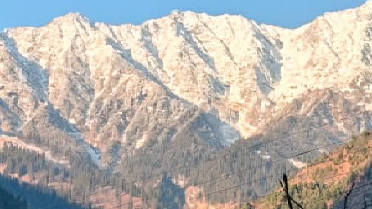 এই যেমন শীতের শুরু থেকেই সেজে উঠেছে মানালি