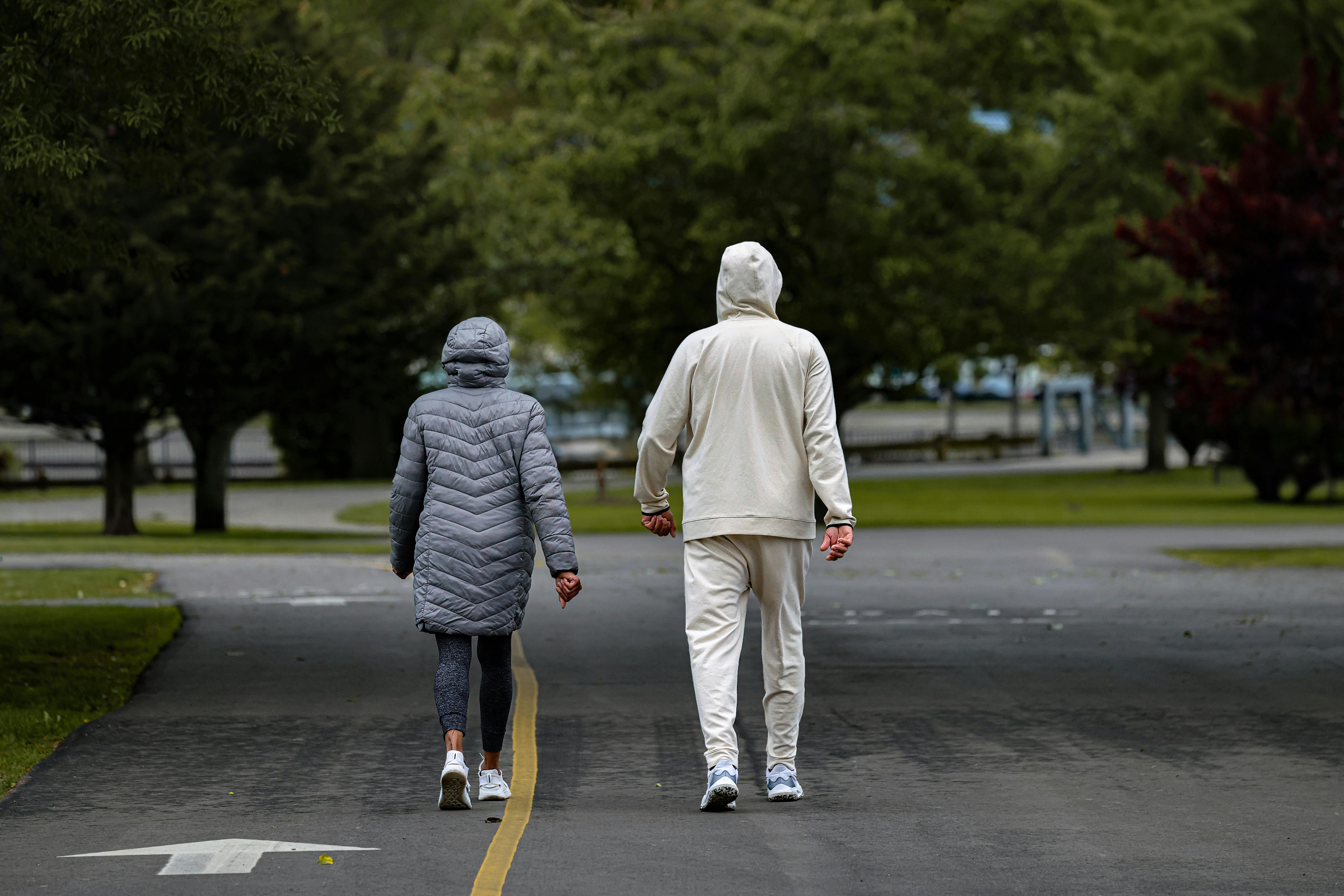 সামনে হাঁটার তুলনায় পিছনের চললে অনেক বেশি ক্যালোরি বার্ন হয়