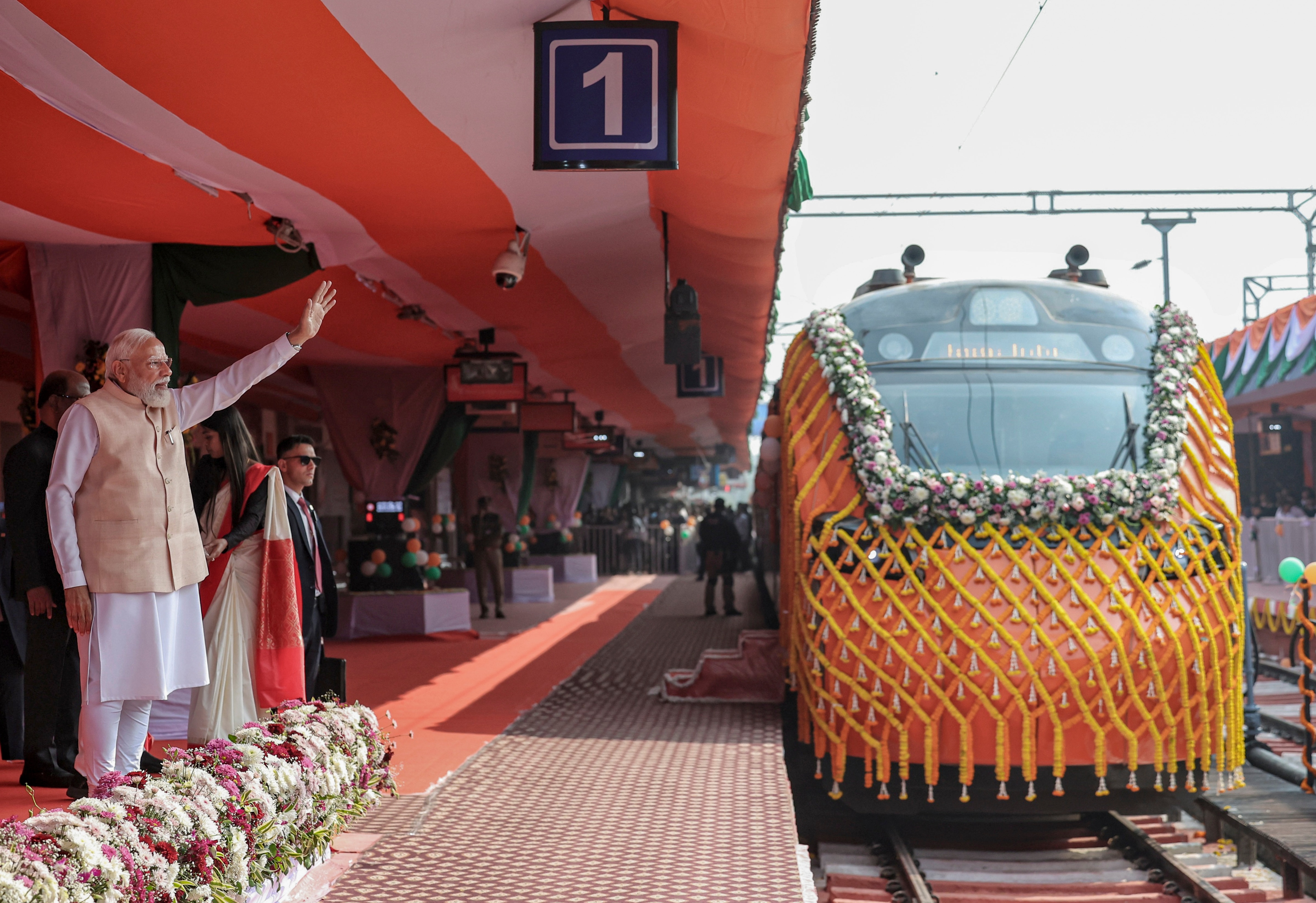  Howrah Guwahati Vande Bharat Timings