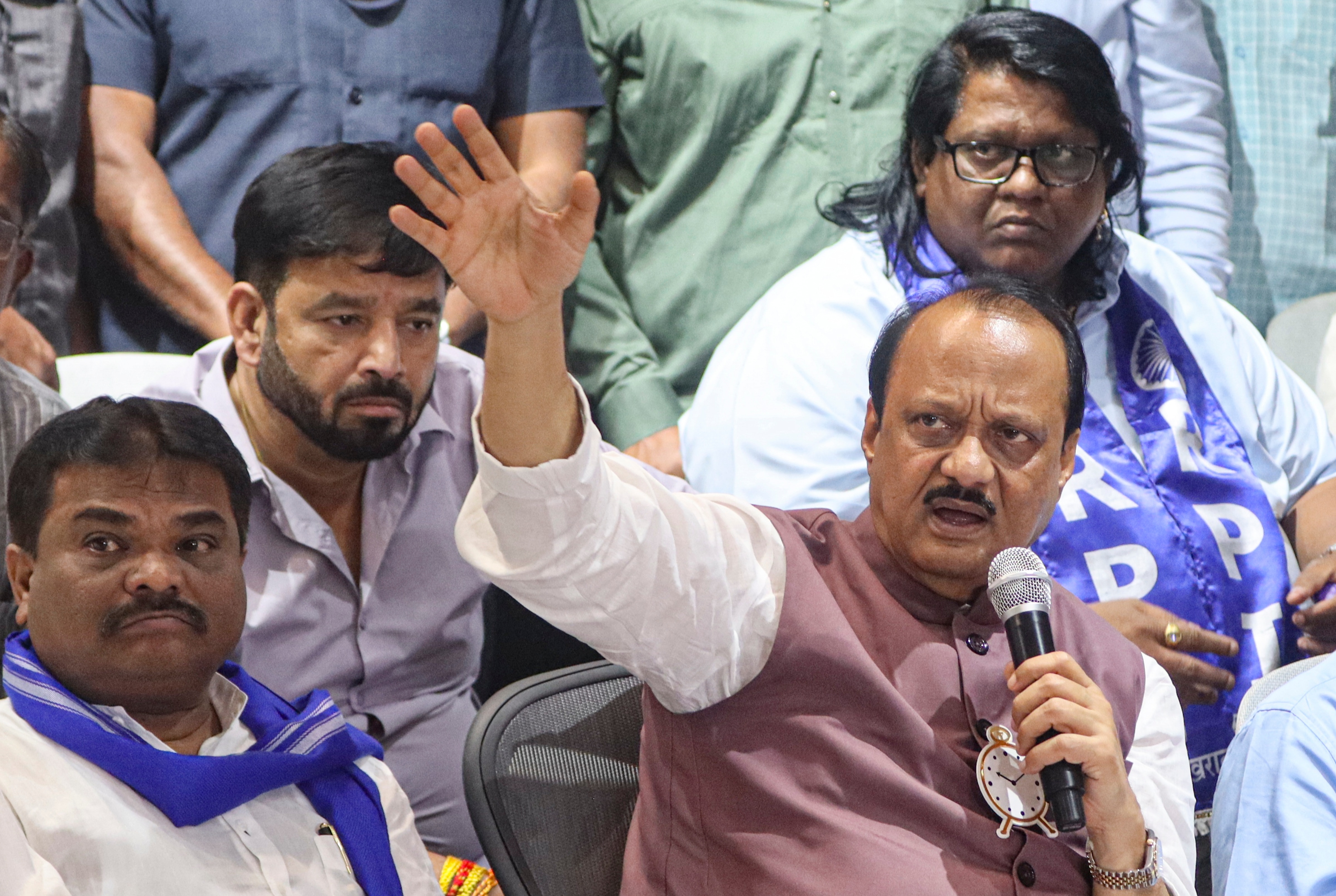 আচমকা বিমানে যান্ত্রিক ত্রুটি দেখা দেয়