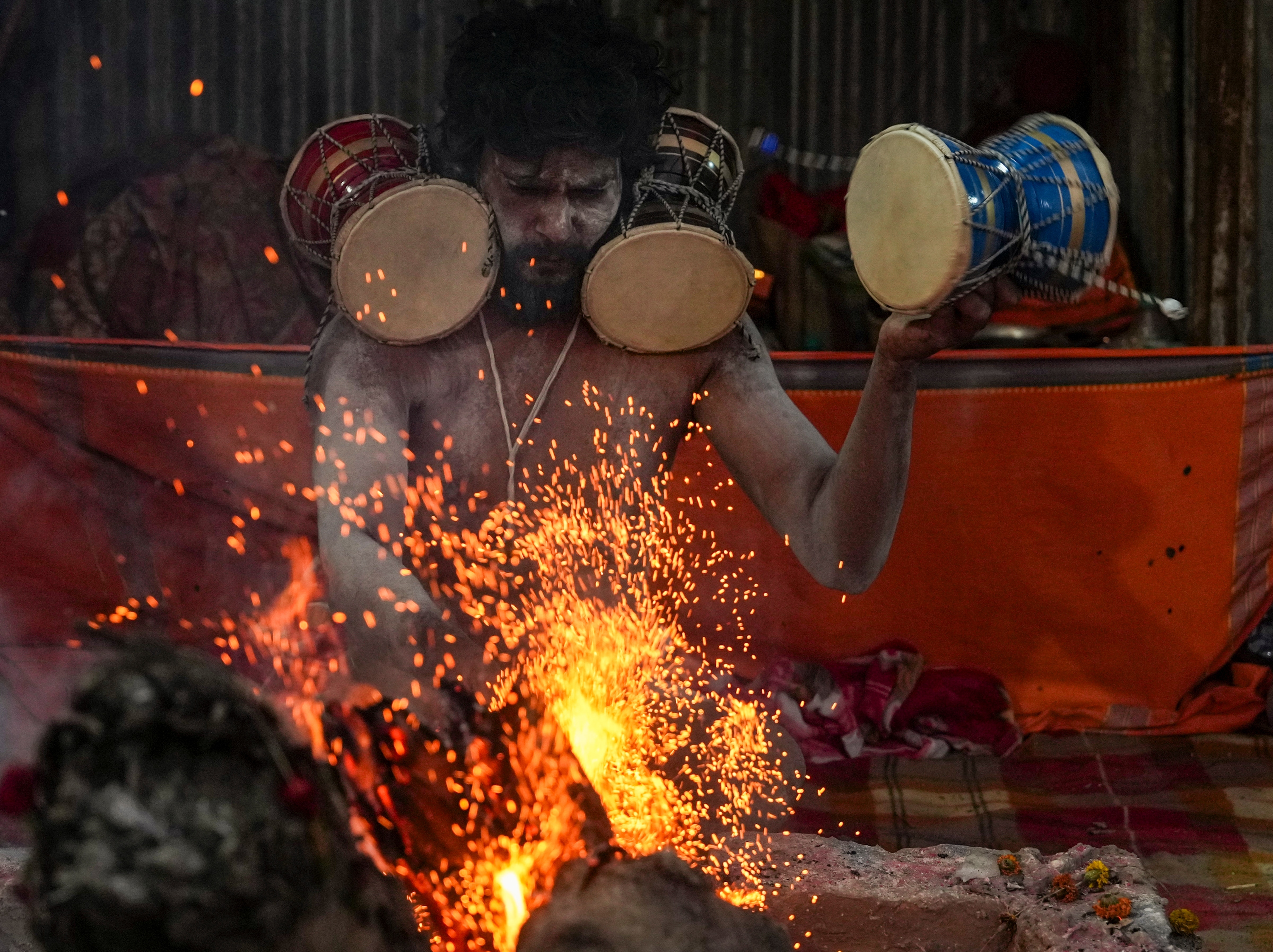 অস্থায়ী ভাবে পর্যাপ্ত আলোর ব্যবস্থা