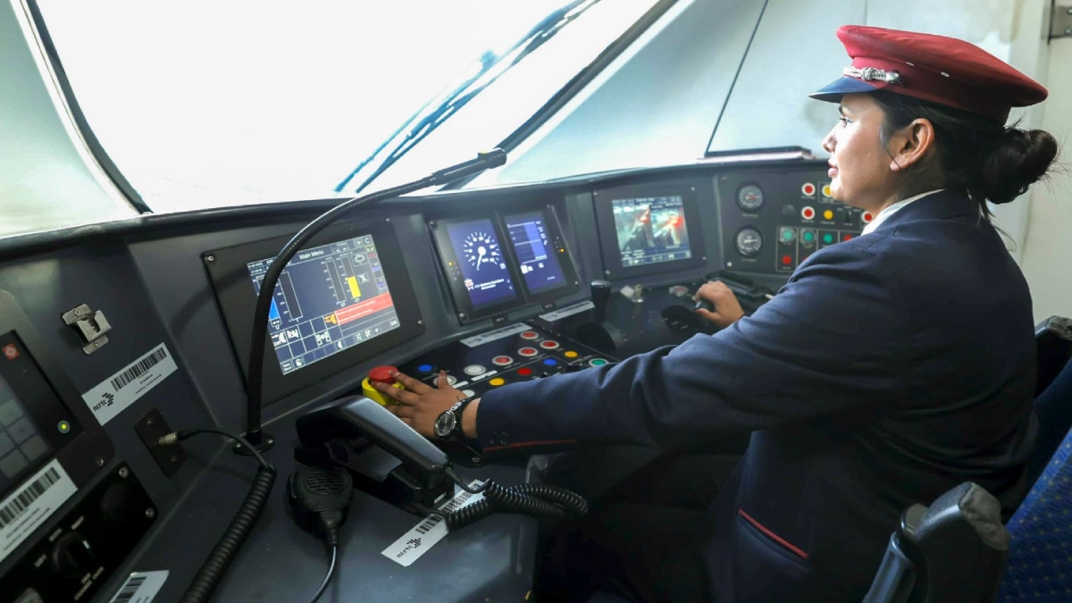 দ্রুতগামী মেট্রোরেলের উদ্বোধন করলেন PM দ্রুতগামী মেট্রোরেলের উদ্বোধন করলেন PM