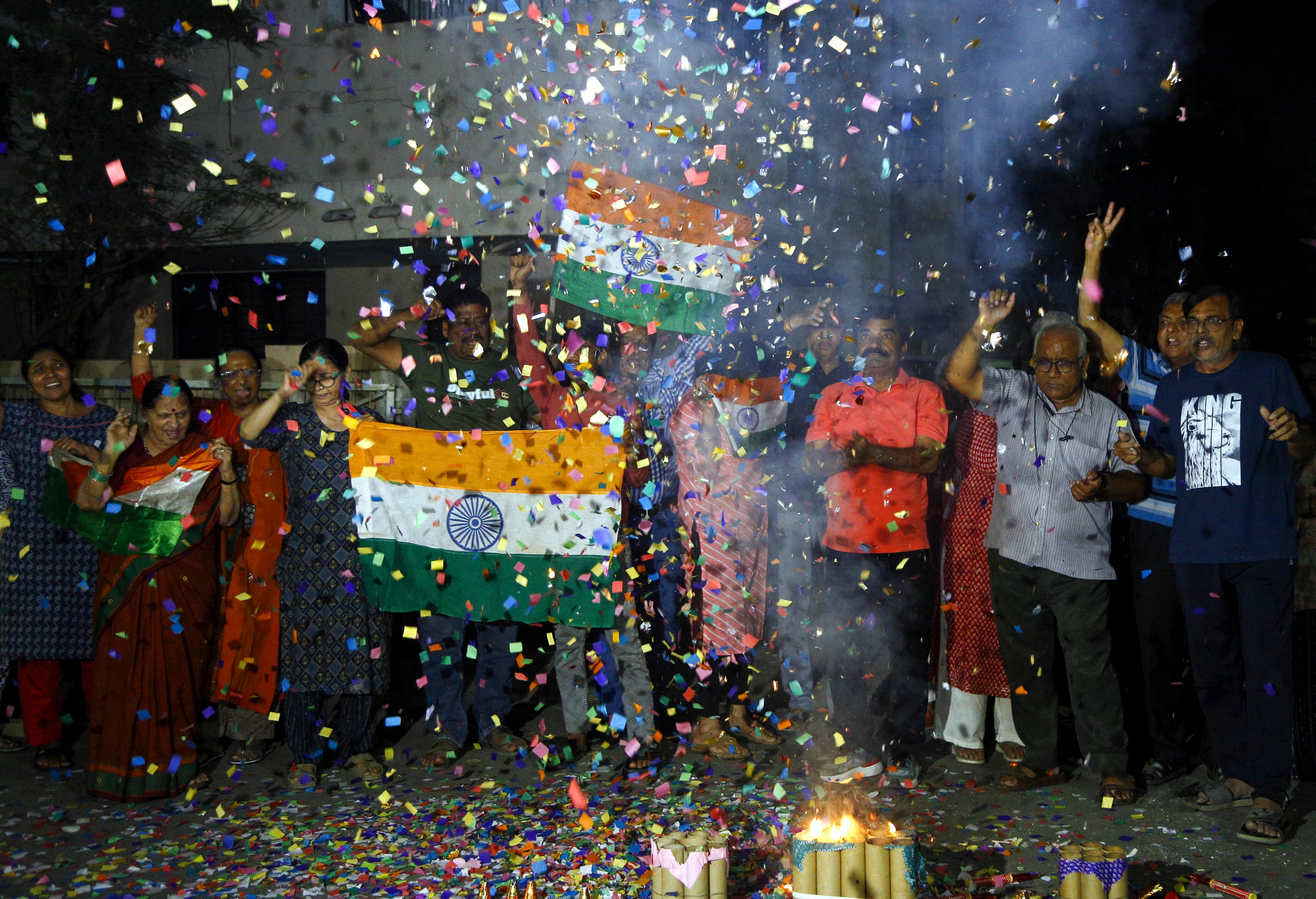 বড় নাটক হয়েছিল ‘নো-হ্যান্ডশেক’ বিতর্ক