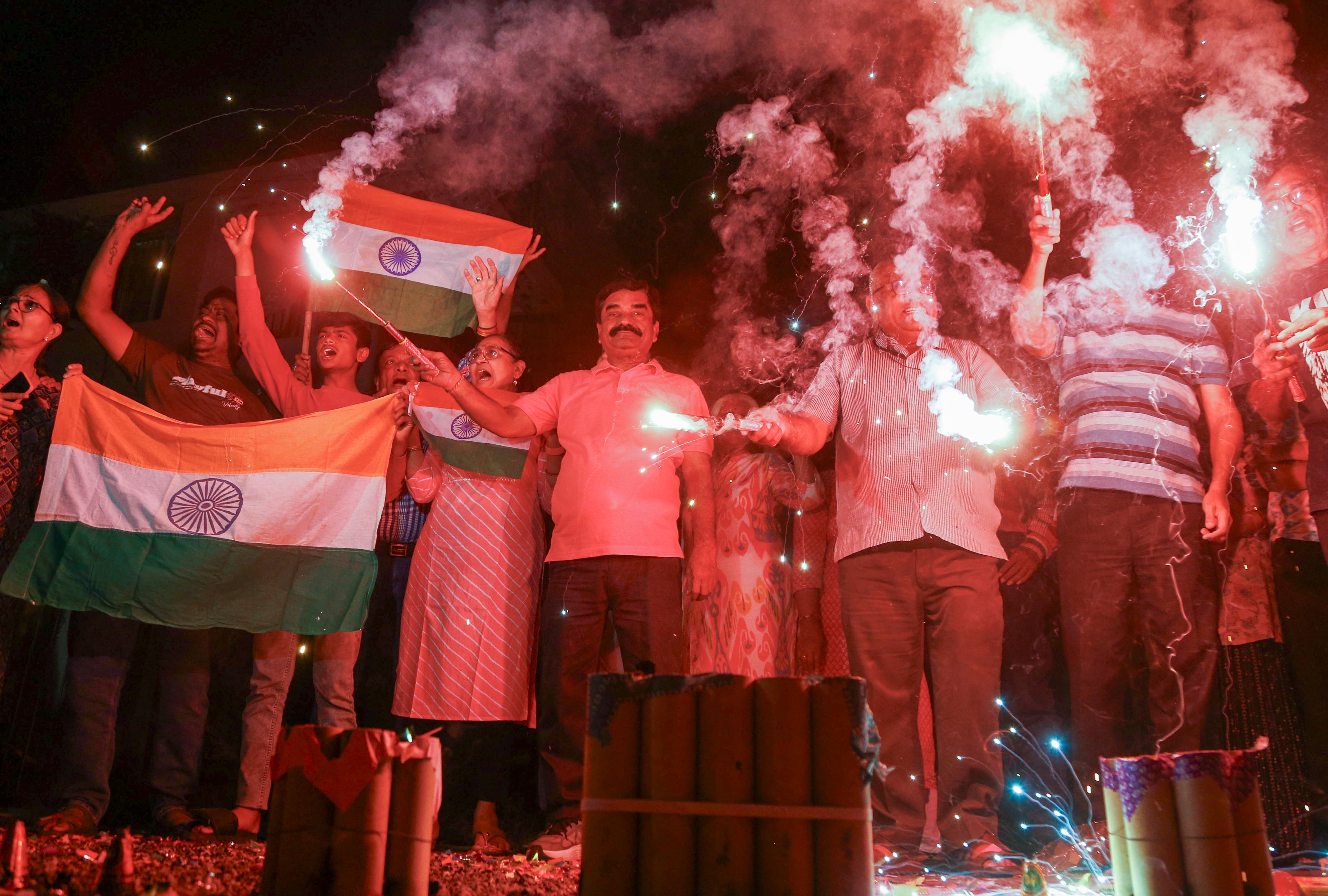 দুই দলের মধ্যে দূরত্ব চোখে পড়ে