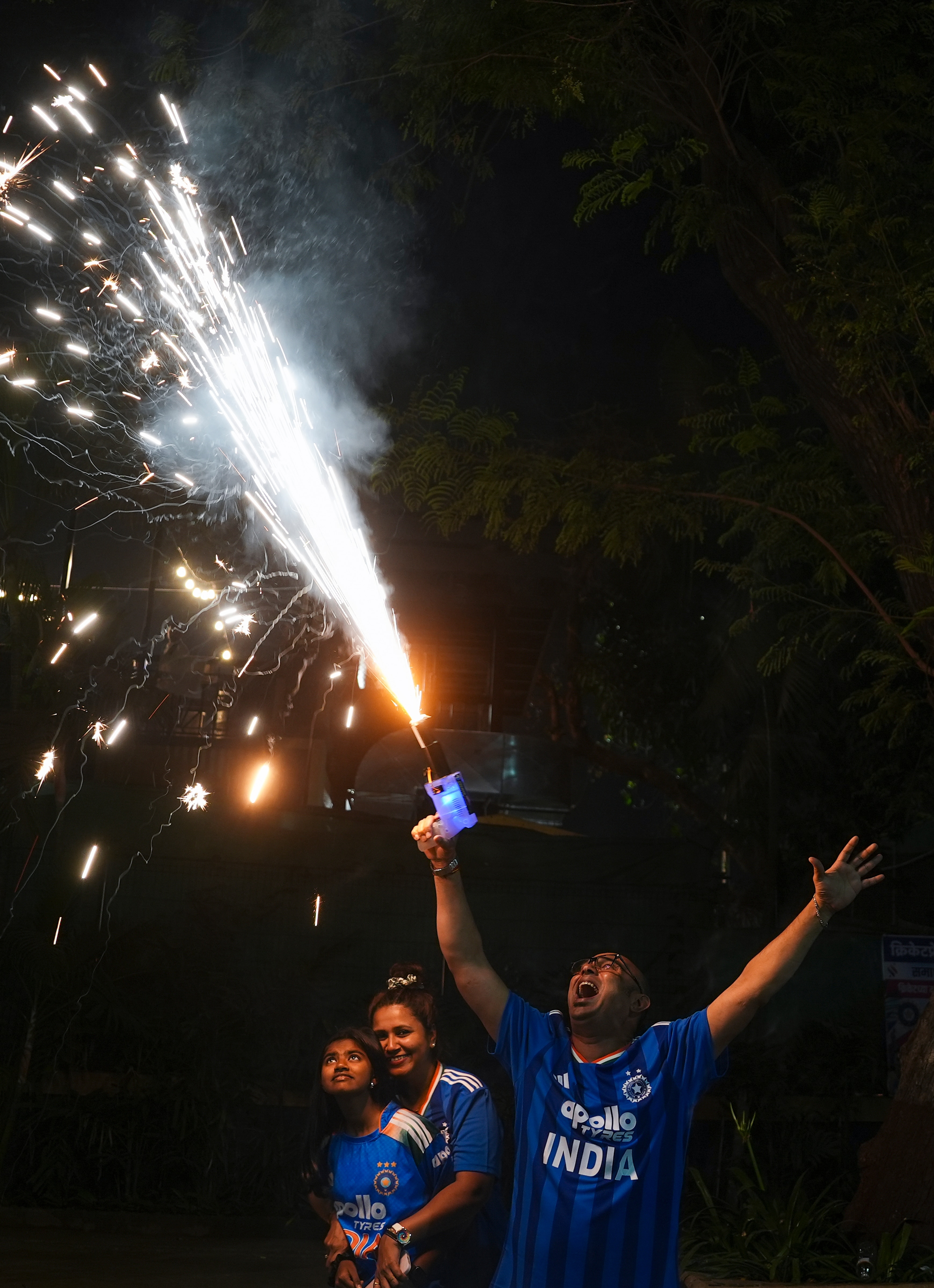 শেষ পর্যন্ত বড় ব্যবধানে জয় পায়।