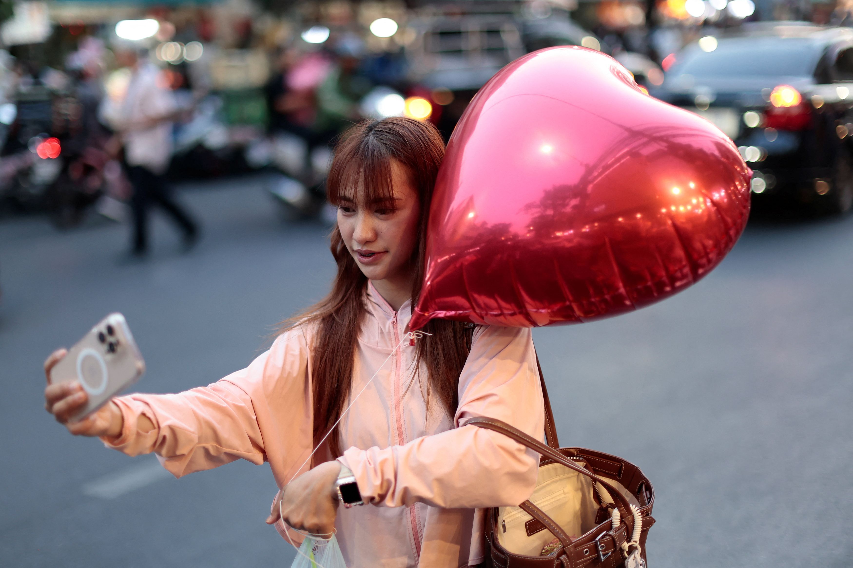আপনি কি ভালোবাসেন? পরিবর্তনশীল শরীর নাকি স্থায়ী চেতনা?