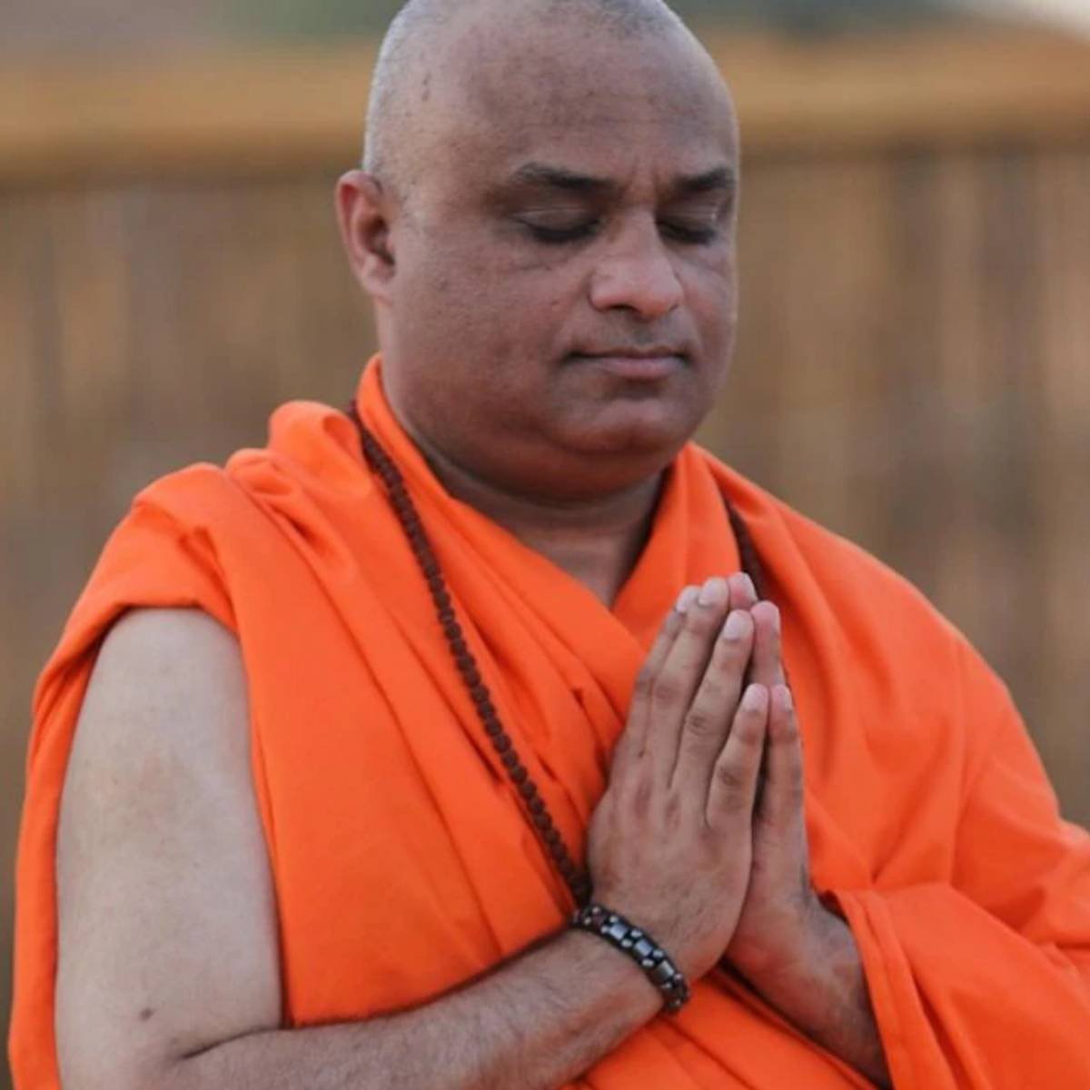 উন্নতির জন্য কিছু বিশেষ পরামর্শ: সকালের প্রথম ১০ মিনিট নীরব থাকুন। ঘুম থেকে ওঠার পর বাড়িতে মন্ত্র জপ করুন। যদি আপনি এই বাস্তু নীতিগুলি আপনার দৈনন্দিন জীবনে অন্তর্ভুক্ত করেন, তবে আপনার কর্মজীবন এবং আর্থিক সমস্যাগুলি ধীরে ধীরে হ্রাস পাবে। (ছবি: পিক্সাবে)