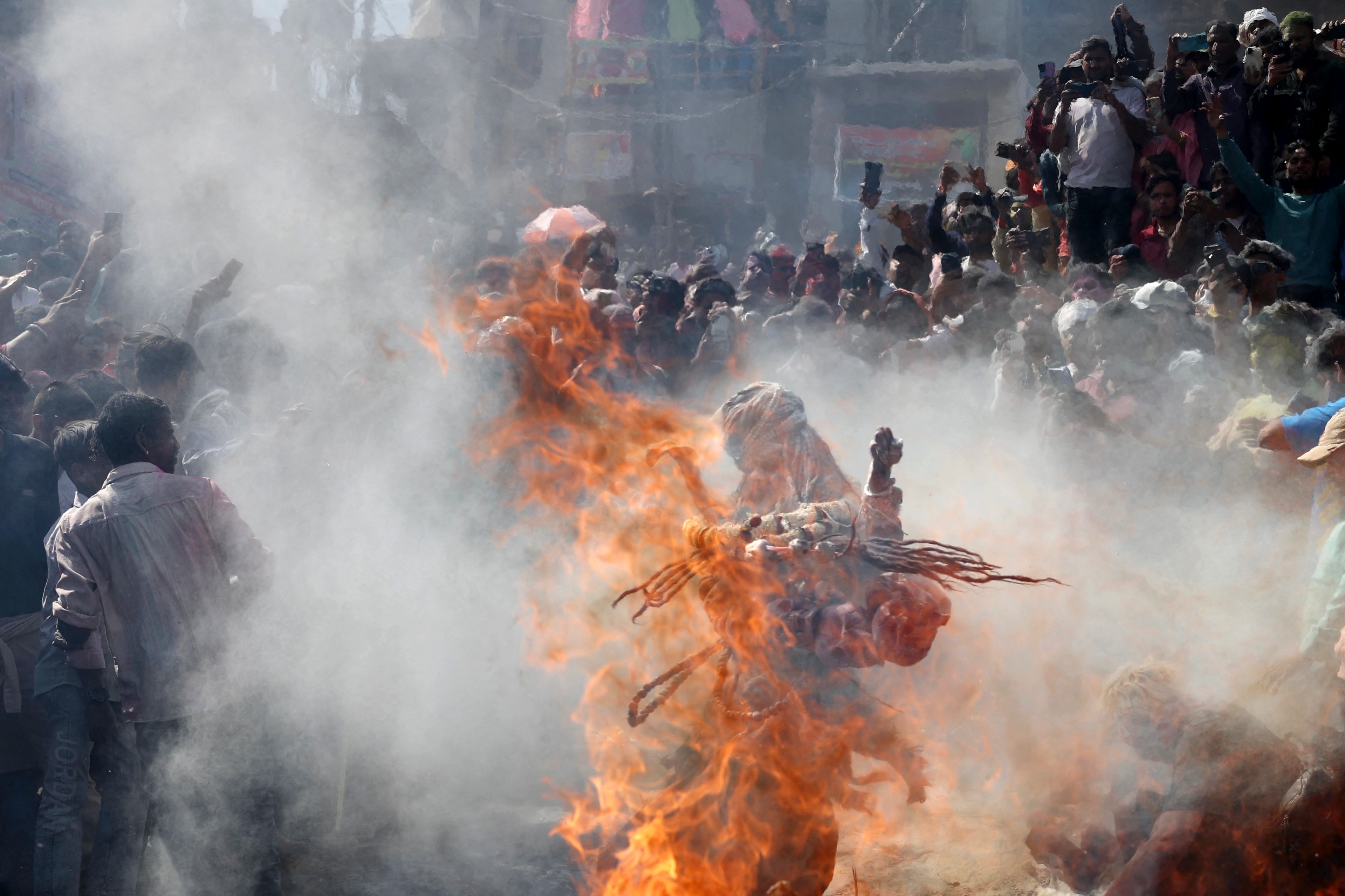 শবের ভস্ম উড়িয়ে হোলি শবের ভস্ম উড়িয়ে হোলি