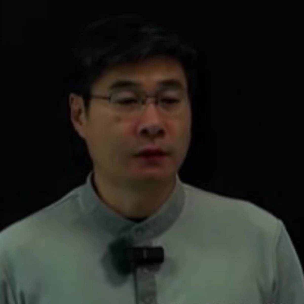 জিয়াং জুয়েকিন একজন চীনা-কানাডিয়ান ইতিহাসবিদ, লেখক এবং শিক্ষাবিদ যিনি বিশ্ব রাজনীতি, ইতিহাস এবং কৌশলের মতো বিষয়গুলির বিশ্লেষণে করে থাকেন। তিনি বিশেষ করে ভূ-রাজনীতি এবং ঐতিহাসিক নিদর্শনগুলির উপর ভিত্তি করে ভবিষ্যতের ঘটনাবলীর সম্ভাবনা নিয়ে আলোচনা করেন। তাই, 