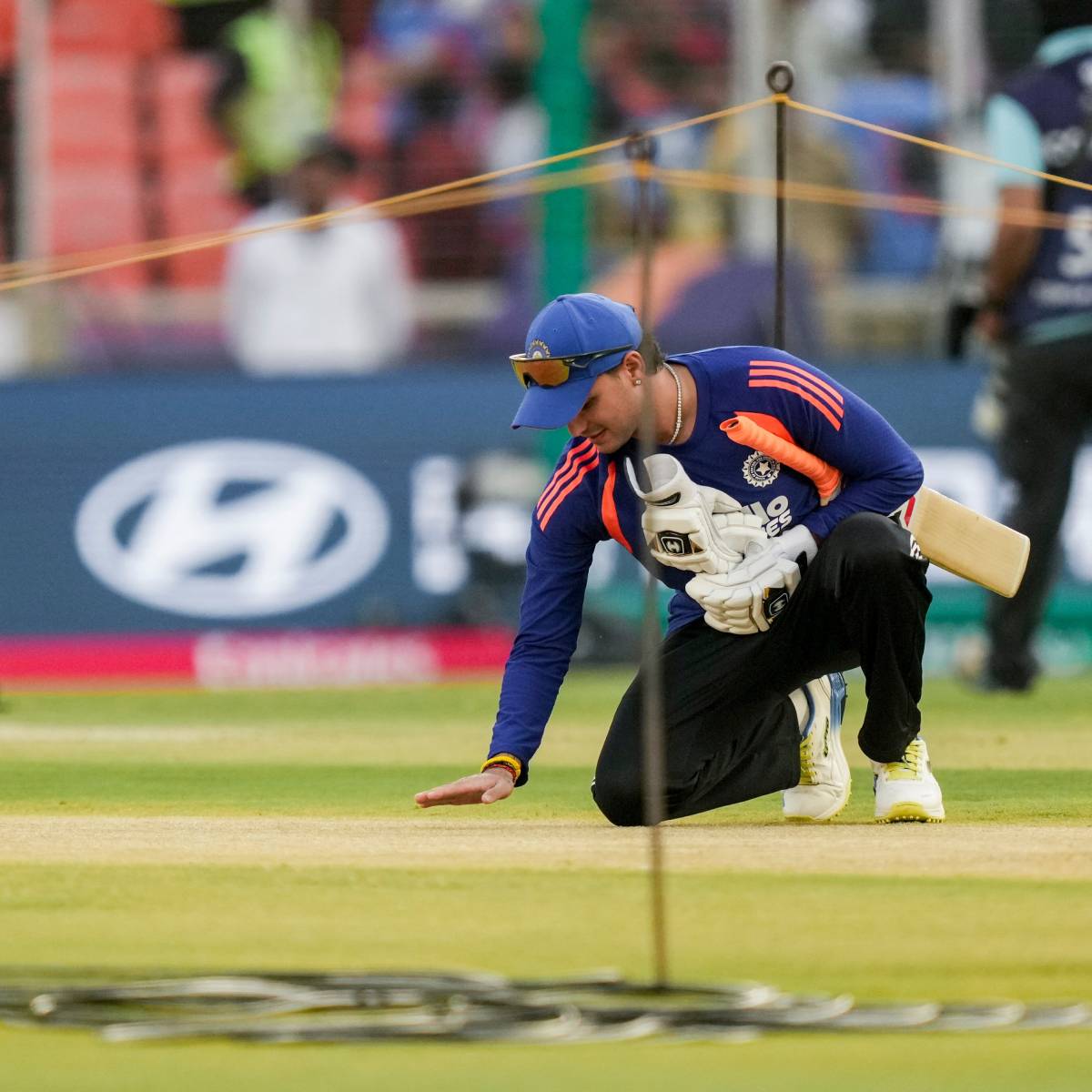 এই ফাইনাল ম্যাচে পিচ কেমন হবে সেটা নিয়েও মানুষের মনে প্রশ্ন রয়েছে। শোনা যাচ্ছে হাইব্রিড পিচ হবে। সেক্ষেত্রে লাল মাটির পাশাপাশি কালো মাটি মিশিয়ে দেওয়া হবে। 