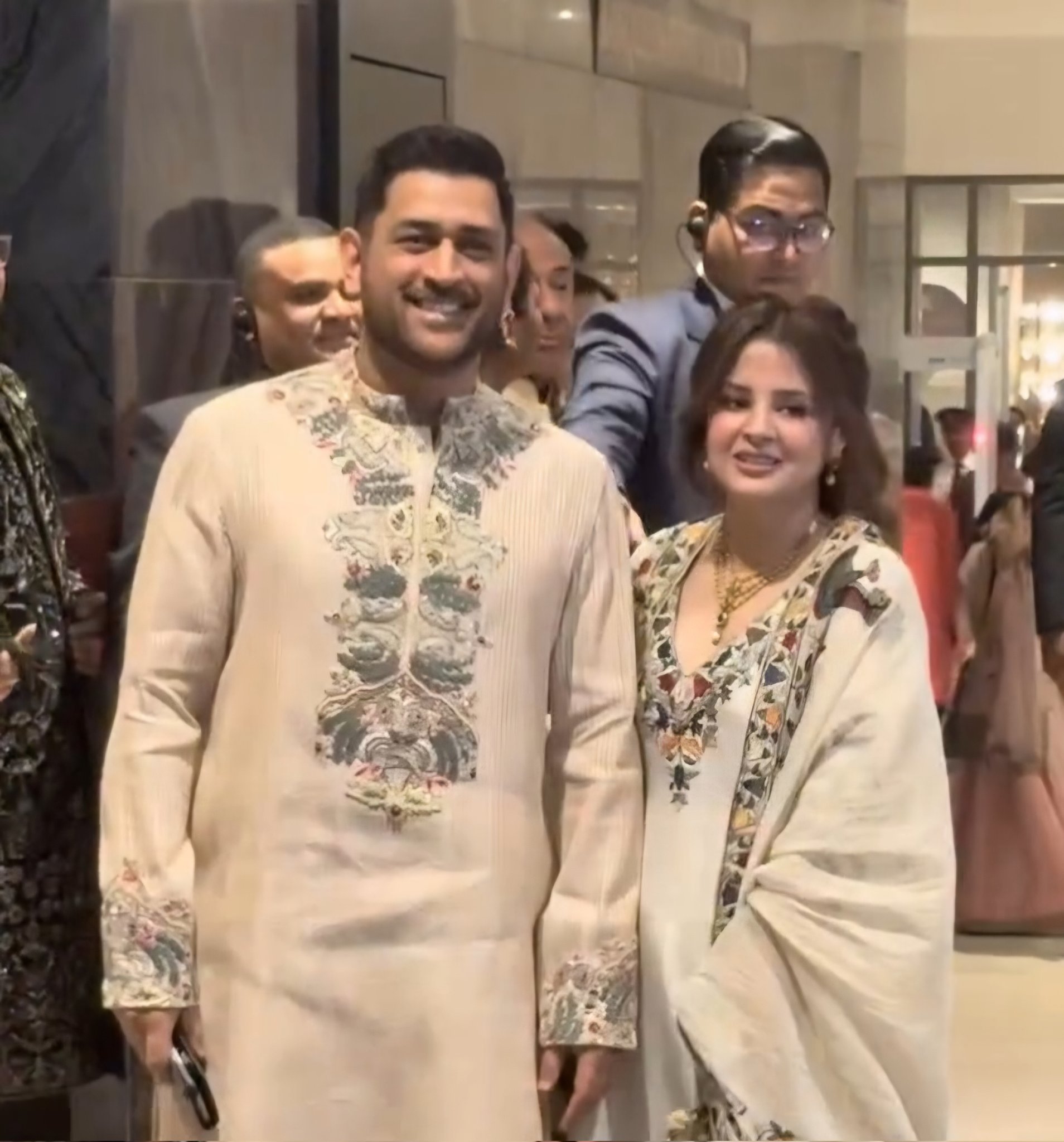 সচিনের ছেলের বিয়েতে এমএস ধোনি ও সাক্ষী ধোনি