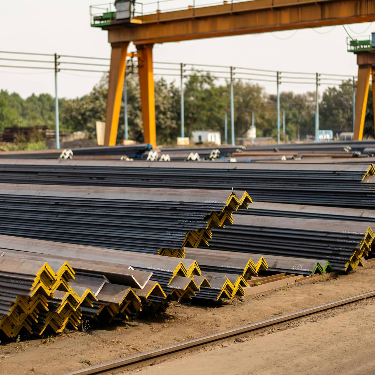 নিজের বাড়ি তৈরি করা প্রত্যেকের স্বপ্ন, এবং যখন একটি ৩ বেডরুমের বাড়ির কথা আসে, তখন মানুষ আগে থেকেই এর খরচ অনুমান করতে চায়। বাড়ি নির্মাণের ক্ষেত্রে রড সবচেয়ে গুরুত্বপূর্ণ এবং ব্যয়বহুল উপাদানগুলোর মধ্যে একটি। এটি বাড়ির মজবুতি নির্ধারণ করে। তাই, একটি ৩ বেডরুম নিজের বাড়ি তৈরি করা প্রত্যেকের স্বপ্ন, এবং যখন একটি ৩ বেডরুমের বাড়ির কথা আসে, তখন মানুষ আগে থেকেই এর খরচ অনুমান করতে চায়। বাড়ি নির্মাণের ক্ষেত্রে রড সবচেয়ে গুরুত্বপূর্ণ এবং ব্যয়বহুল উপাদানগুলোর মধ্যে একটি। এটি বাড়ির মজবুতি নির্ধারণ করে। তাই, একটি ৩ বেডরুম