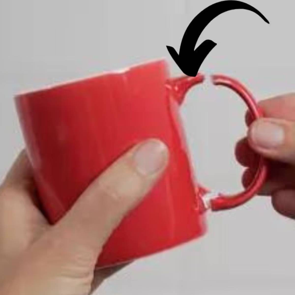 ভাঙা বাসনপত্র ও আবর্জনা: আমরা প্রায়ই ভাবি যে এগুলো কোনো একদিন কাজে লাগবে, কিন্তু ভাঙা কাপ, ফাটা বাসনপত্র বা মরিচা ধরা চামচ রান্নাঘরেই পড়ে থাকে। বাস্তুশাস্ত্র অনুসারে, এই ধরনের জিনিস ঘরে দারিদ্র্য নিয়ে আসে। ভাঙা জিনিসপত্র অশুভ স্পন্দন সৃষ্টি করে। অব্যবহৃত ভাঙা বাসনপত্র ও আবর্জনা: আমরা প্রায়ই ভাবি যে এগুলো কোনো একদিন কাজে লাগবে, কিন্তু ভাঙা কাপ, ফাটা বাসনপত্র বা মরিচা ধরা চামচ রান্নাঘরেই পড়ে থাকে। বাস্তুশাস্ত্র অনুসারে, এই ধরনের জিনিস ঘরে দারিদ্র্য নিয়ে আসে। ভাঙা জিনিসপত্র অশুভ স্পন্দন সৃষ্টি করে। অব্যবহৃত