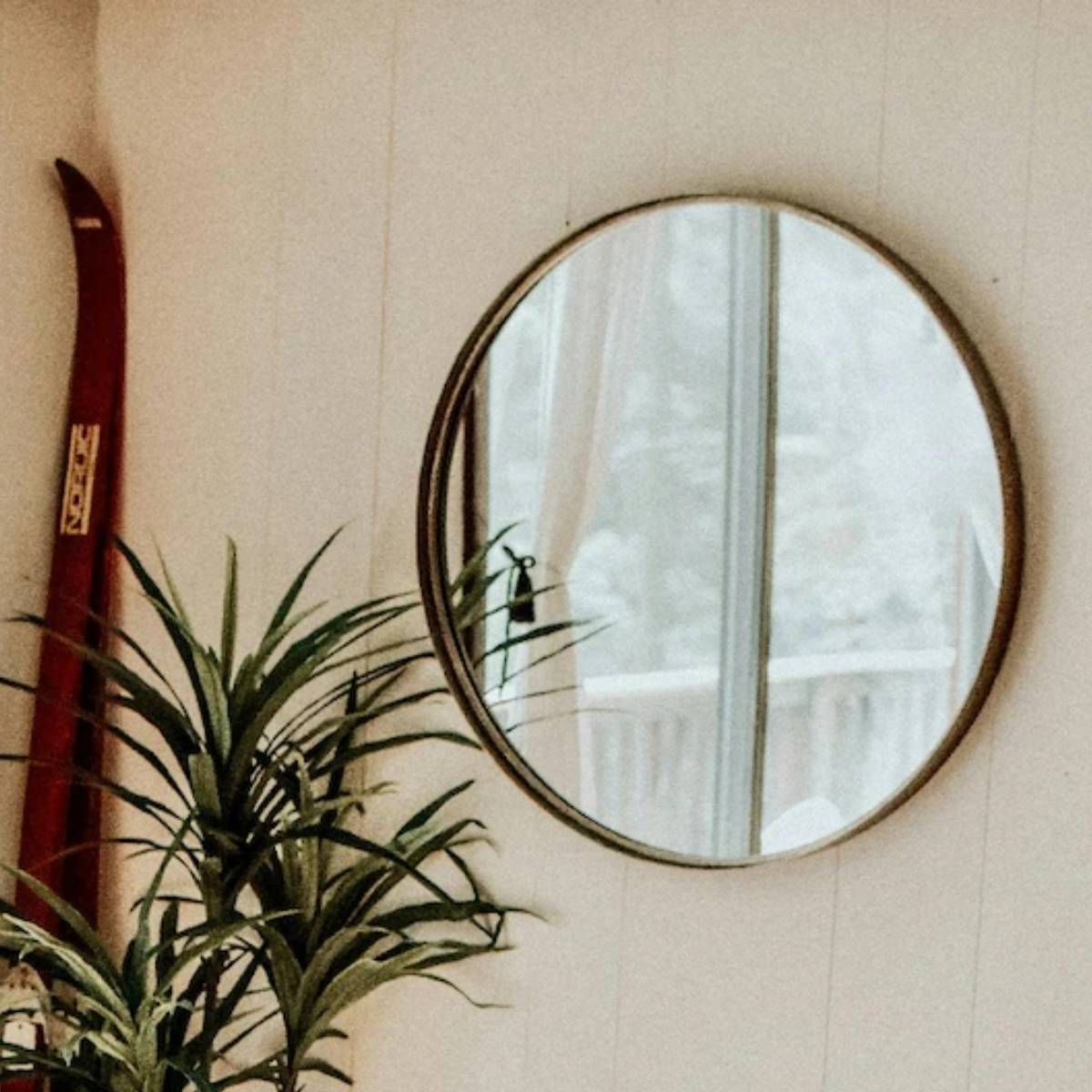 রান্নাঘরে আয়না রাখবেন না: অনেকেই রান্নাঘর সাজানোর জন্য দেওয়ালে আয়না লাগান, যা একটি বড় বাস্তু ভুল। রান্নাঘরের চুলা, অর্থাৎ 'অগ্নি উপাদান', সেখানেই থাকে। যদি আয়নায় চুলার আগুনের প্রতিবিম্ব দেখা যায়, তবে তা বাড়িতে অগ্নি উপাদানকে বাড়িয়ে দেয়। এর ফলে পরিবারের সদ রান্নাঘরে আয়না রাখবেন না: অনেকেই রান্নাঘর সাজানোর জন্য দেওয়ালে আয়না লাগান, যা একটি বড় বাস্তু ভুল। রান্নাঘরের চুলা, অর্থাৎ 'অগ্নি উপাদান', সেখানেই থাকে। যদি আয়নায় চুলার আগুনের প্রতিবিম্ব দেখা যায়, তবে তা বাড়িতে অগ্নি উপাদানকে বাড়িয়ে দেয়। এর ফলে পরিবারের সদ