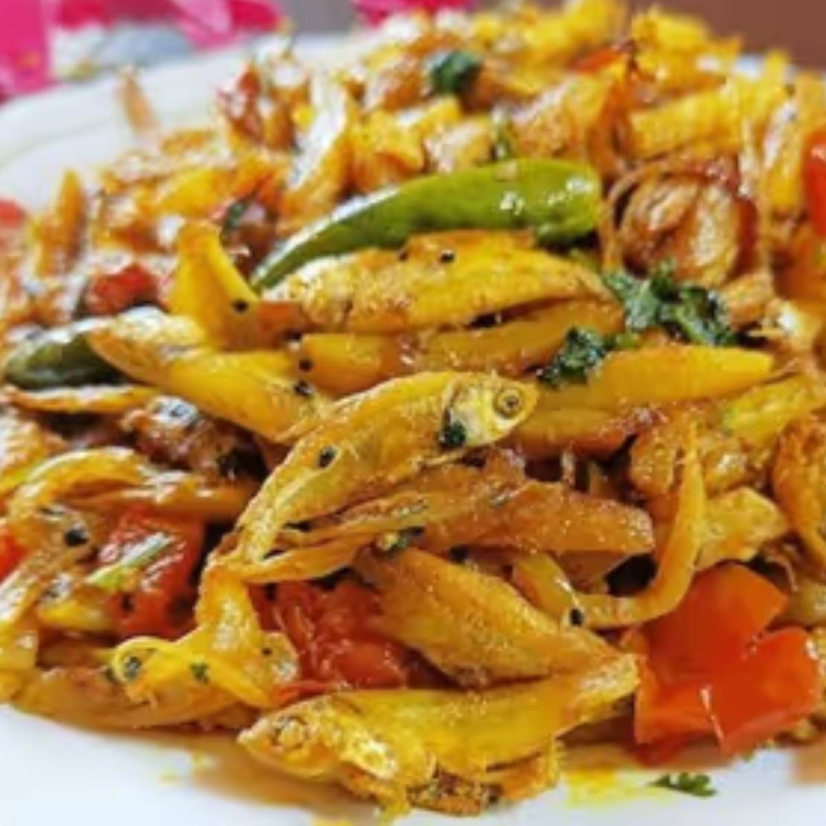 তারপরে নুন, হলুদ, শুকনো লঙ্কা গুঁড়ো দিয়ে ভাল করে ফুটিয়ে মাছগুলো দিন। কিছুক্ষণ রান্না করার পর নামিয়ে নিলেই তৈরি হবে মৌরলা মাছের টক।