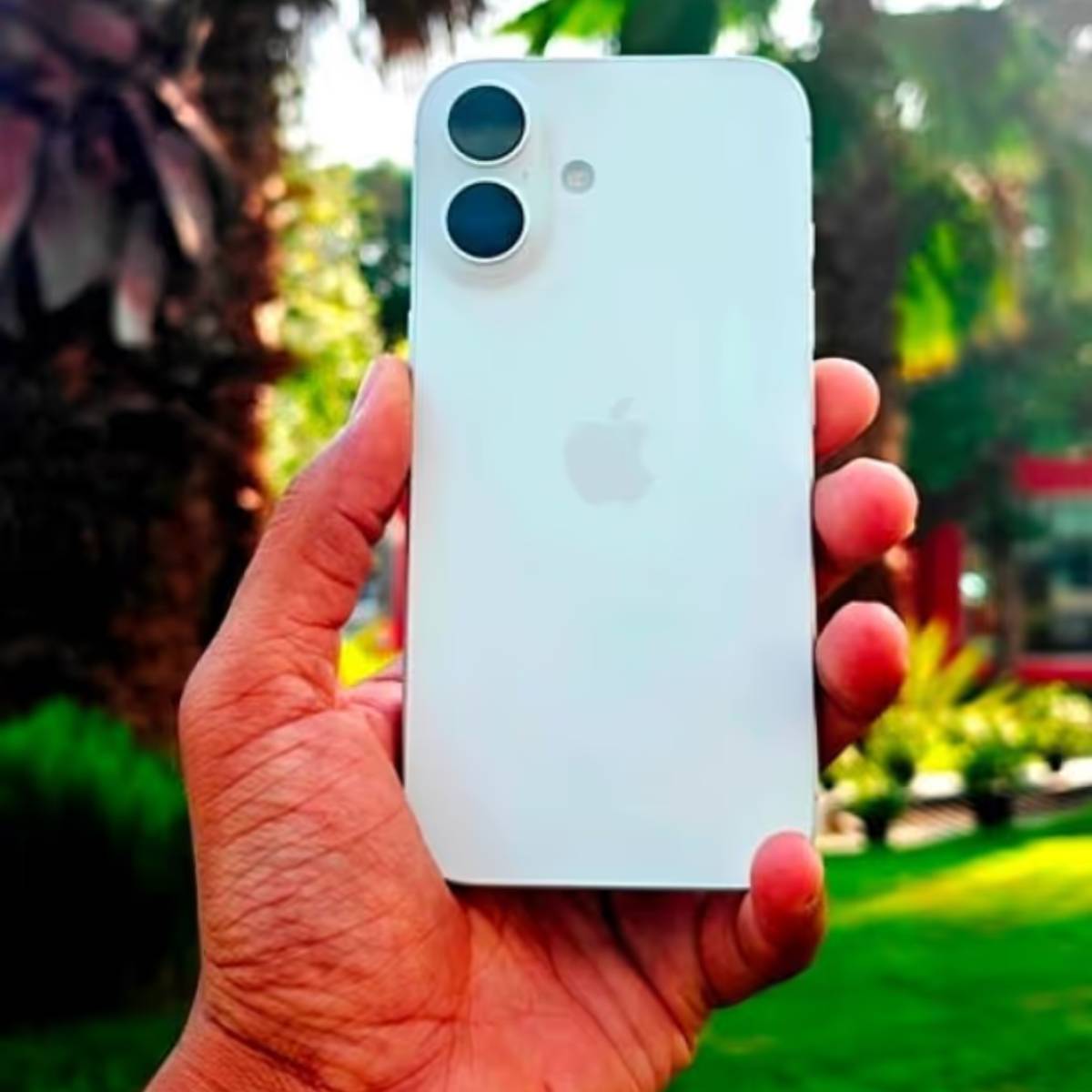 আইফোন ১৬ প্লাস একটি বড় ডিসপ্লের হ্যান্ডসেট, এতে রয়েছে ডুয়াল রিয়ার ক্যামেরা এবং বেশ কিছু আকর্ষণীয় ফিচার। চলুন এর ডিল এবং স্পেসিফিকেশন সম্পর্কে জেনে নেওয়া যাক।