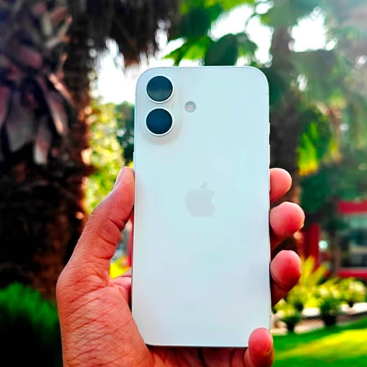 আইফোন ১৬ প্লাস-এ এ১৮ চিপসেট ব্যবহার করা হয়েছে। এই ডিভাইসটি দিয়ে দৈনন্দিন কাজ সহজেই সামলানো যায় এবং গেমও খেলা যায়।