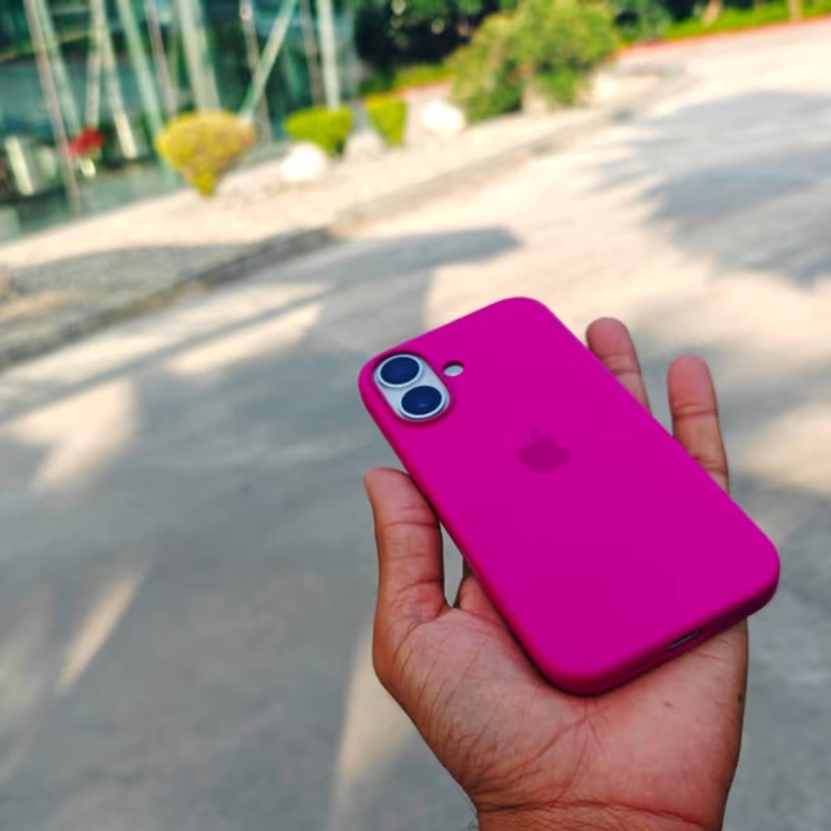 আইফোন ১৬ প্লাস-এ রয়েছে ডুয়াল রিয়ার ক্যামেরা সেটআপ, যার মধ্যে একটি ৪৮ মেগাপিক্সেলের প্রাইমারি ক্যামেরা লেন্স এবং একটি ১২ মেগাপিক্সেলের আলট্রা-ওয়াইড-অ্যাঙ্গেল সেকেন্ডারি ক্যামেরা লেন্স রয়েছে। উভয় সেন্সরই ভালো মানের ছবি তোলে। 