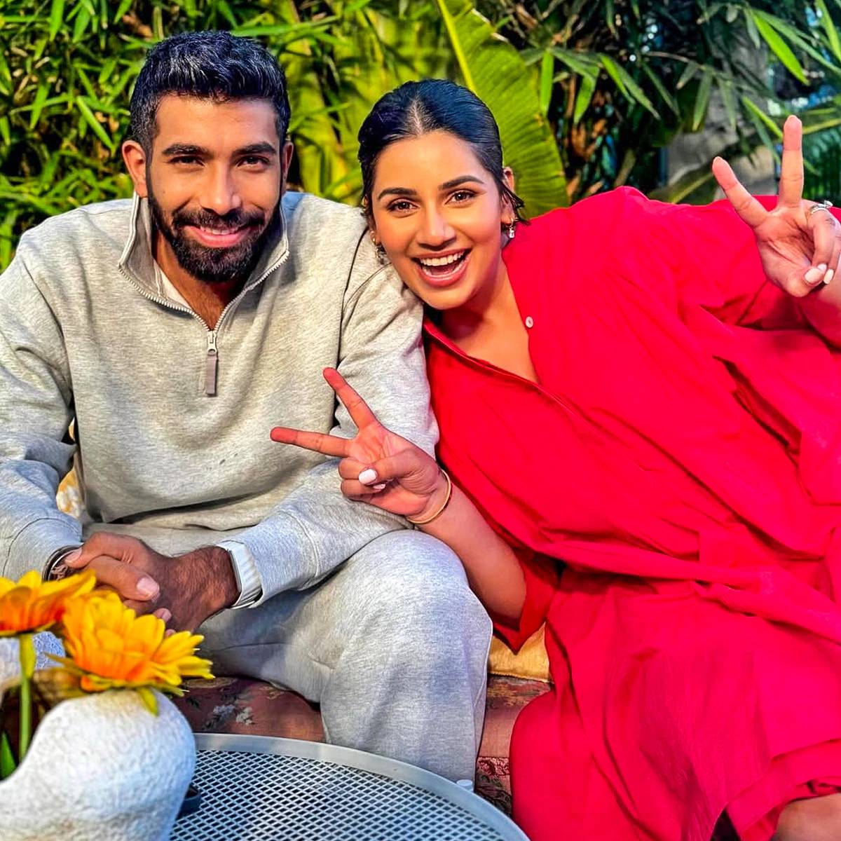 ক্রিকেটার জসপ্রিত বুমরা সম্প্রতি তাঁর পঞ্চম বিবাহবার্ষিকী উদযাপন করেছেন। এই বিশেষ উপলক্ষে, বুমরা তাঁর স্ত্রী সঞ্জনা গণেশনের সঙ্গে কিছু রোমান্টিক ছবি শেয়ার করেছেন। ছবিতে তাঁকে স্ত্রীর সঙ্গে অবসর সময় কাটাতে দেখা গিয়েছে। (ছবির সৌজন্যে: ইনস্টাগ্রাম @jaspritb1