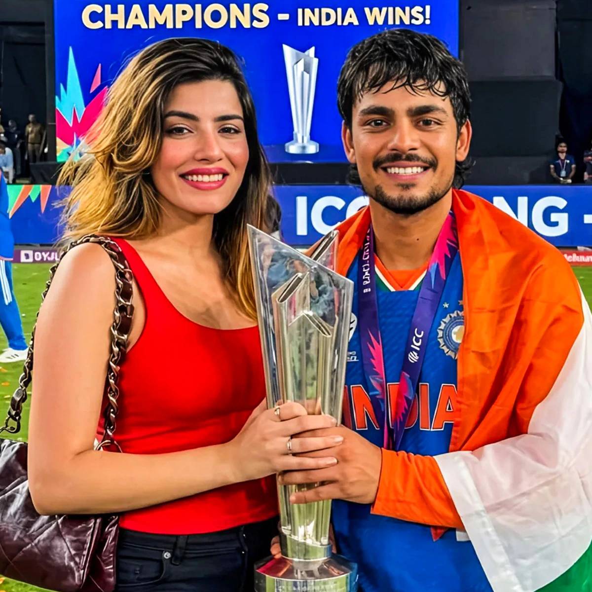 টি-টোয়েন্টি বিশ্বকাপ জেতার পর ঈশান কিষাণকে মাঠে তাঁর প্রেমিকা অদিতি হুন্দিয়ার সঙ্গে প্রকাশ্যে প্রেম করতে দেখা গেছে। খবরে বলা হচ্ছে, তাঁরা শীঘ্রই বিয়ে করতে চলেছেন। (ছবির সৌজন্যে: সোশ্যাল মিডিয়া)