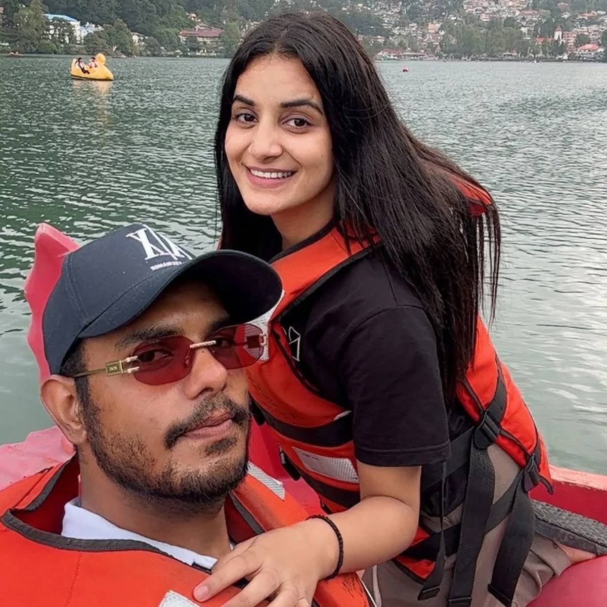 আইপিএল ক্রিকেটার যশ দয়ালও গোপনে বিয়ের পর বর্তমানে মধুচন্দ্রিমায় আছেন। গতকাল তাঁর স্ত্রী শ্বেতা পুন্দির মধুচন্দ্রিমার ছবি শেয়ার করেছেন, যেখানে দেখা যাচ্ছে তিনি সুন্দর উপত্যকায় তাঁর সঙ্গে মনোরম সময় কাটাচ্ছেন। (ছবি: ইনস্টাগ্রাম @shwetapundir26)