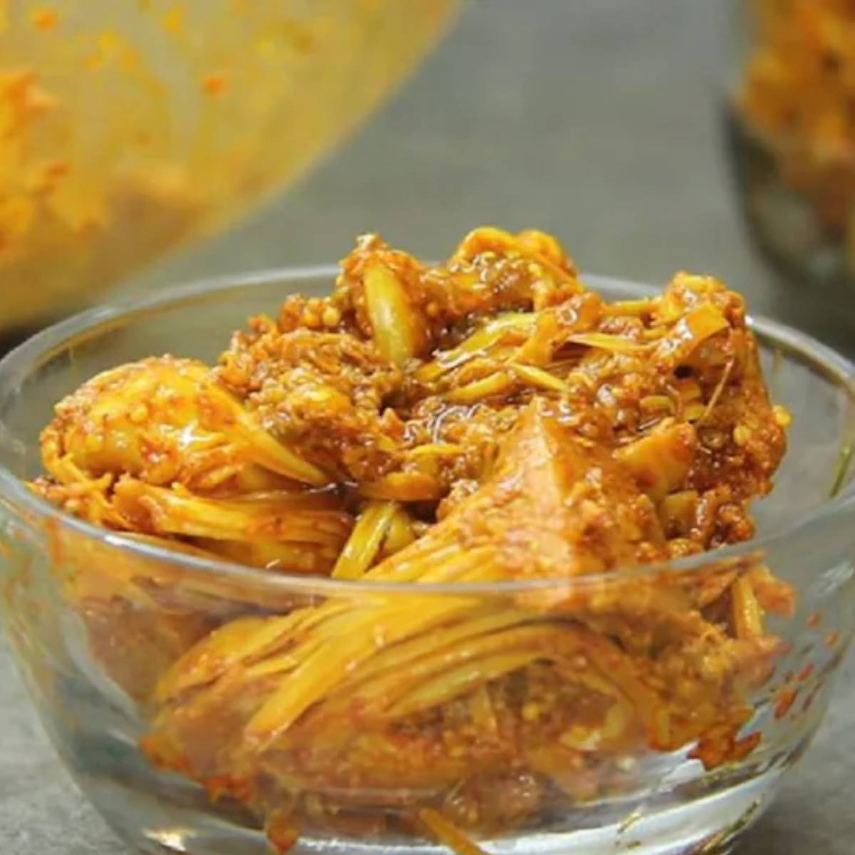 একটি প্যানে মৌরি, মেথি এবং সরিষার বীজ ভেজে নিন। ঠান্ডা হয়ে গেলে, সেগুলোকে মোটা করে গুঁড়ো করে নিন। এবার, হলুদ, লাল লঙ্কা, লবণ, হিং, আজওয়াইন এবং কালোজিরা মিশিয়ে মশলা তৈরি করুন। এই মশলাটিই আচারকে তার আসল স্বাদ দেয়।