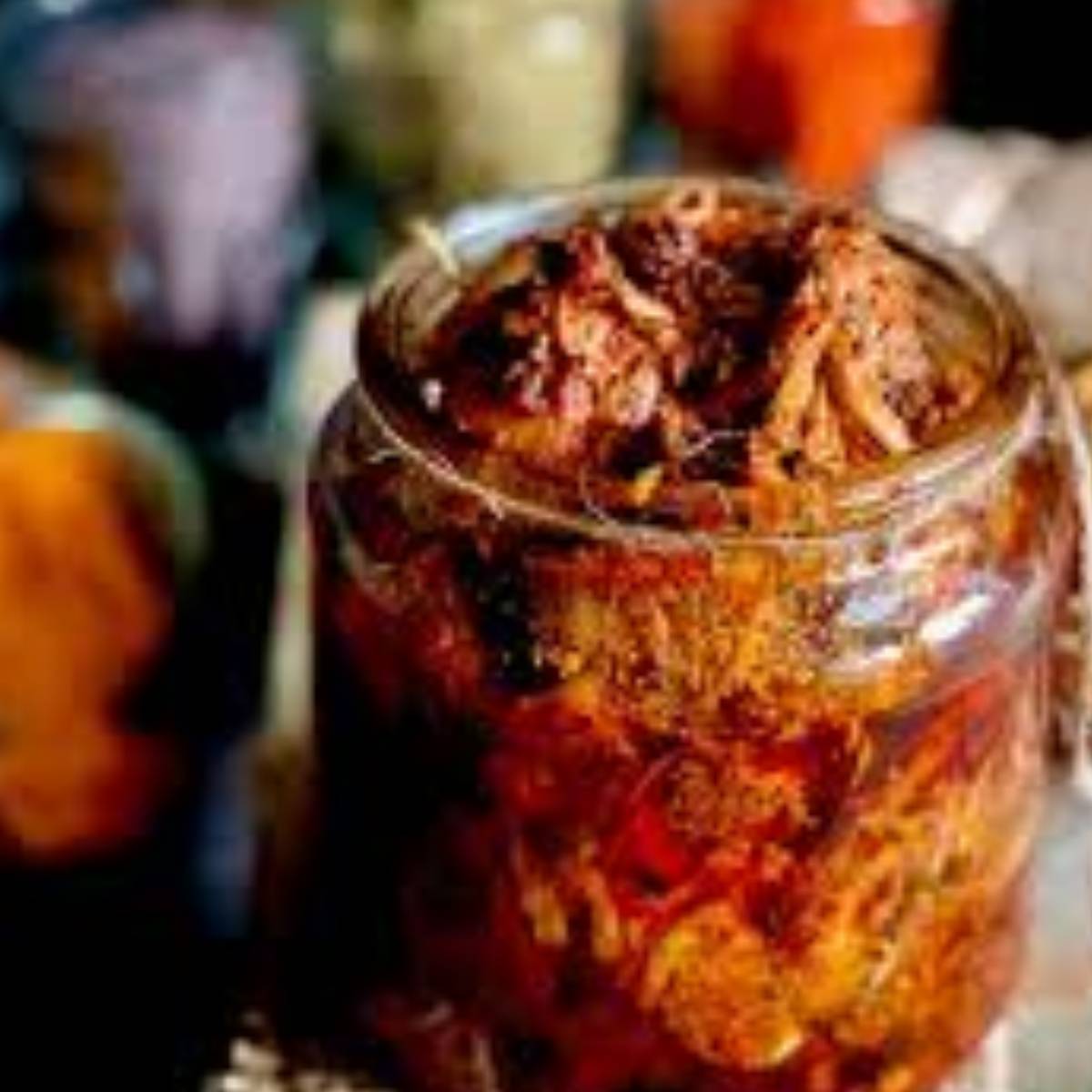 কাঁঠালের আচারকে আচারের রাজা বললে ভুল হবে না। কাঁঠালই একমাত্র সবজি বা ফল যাকে নিরামিষাশীরা আমিষ বলে মনে করে। এর আচার সারা বছর টেকে এবং খেতেও খুব সুস্বাদু হয়। কাঁঠালের আচার বিশেষ করে উত্তর প্রদেশ ও বিহারের পূর্বাঞ্চলীয় অঞ্চলে জনপ্রিয়।