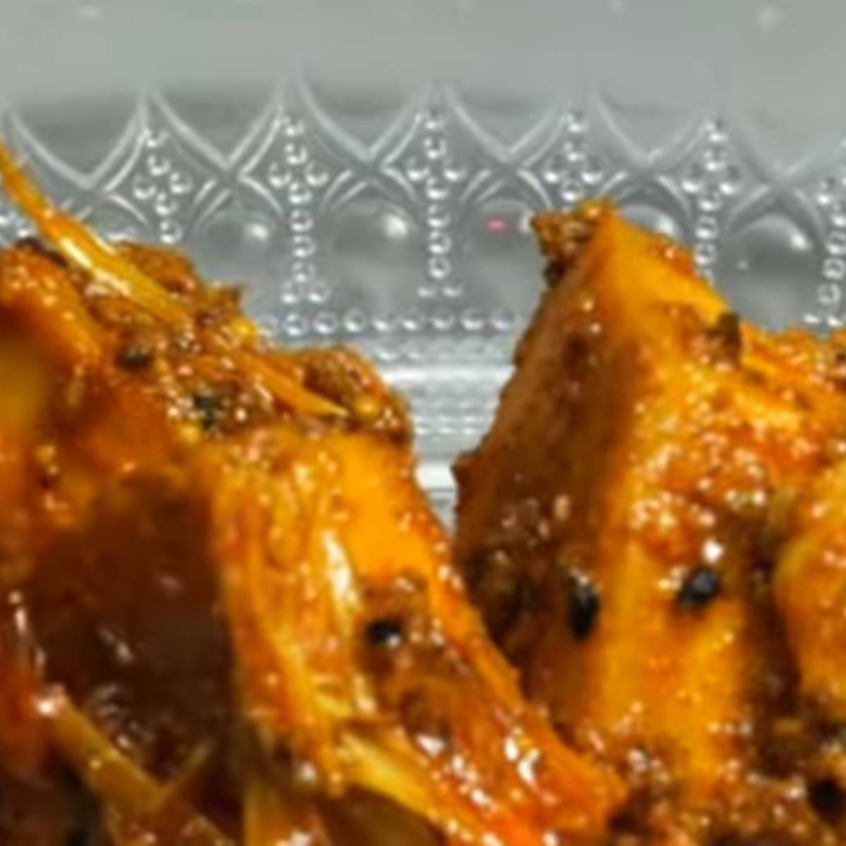 লোকেরা এটি ডাল, ভাত এবং ভুজিয়া বা পরোটার সাথে খায়। এটি একটি সারা বছর ধরে খাওয়ার মতো আচারের রেসিপি যা ঠাকুমা-দিদিমারা বানাতেন। সময়ের সাথে সাথে এর স্বাদ আরও বাড়ে এবং মুখে দিলেই গলে যায়।