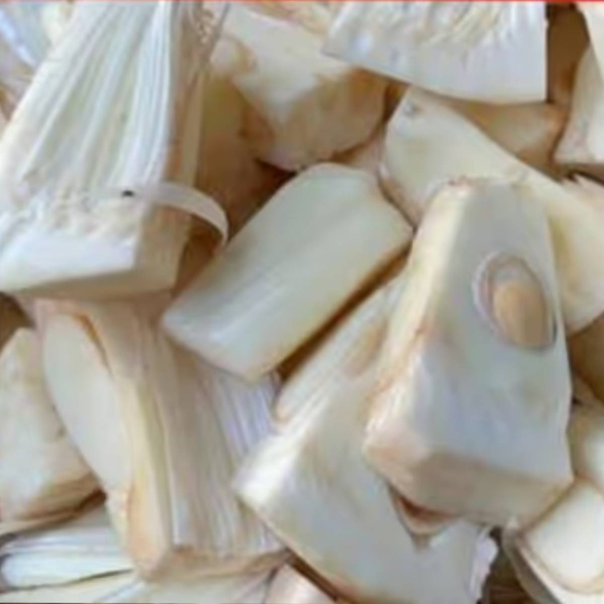 কাঁচা কাঁঠাল ১ কেজি, সর্ষের তেল- ৫০০ গ্রাম, লবণ স্বাদমতো, হলুদ গুঁড়া- ২ টেবিল চামচ, লাল লঙ্কা গুঁড়ো- ২ টেবিল চামচ, মৌরি বীজ ২ টেবিল চামচ, মেথির বীজ ১ টেবিল চামচ, সর্ষের বীজ ২ টেবিল চামচ, হিং - এক চা চামচ, কালোজিরা প্রতিটি ১ চা চামচ, কাঁচা আম আধ কেজি অথবা 