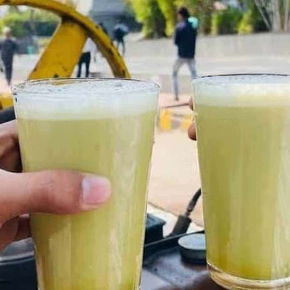 গ্রীষ্মের তীব্র গরমে ঠান্ডা আখের রস তাৎক্ষণিক স্বস্তি দেয়। রাস্তার ধারের এই পানীয়টি শুধু সুগ্ধ দুই নয়, এটি শরীরকে ঠান্ডা রাখতে এবং শক্তি জোগাতেও সাহায্য করে। পুষ্টিগুণে ভরপুর আখের রস হজমশক্তি এবং রোগ প্রতিরোধ ক্ষমতার জন্যও উপকারী বলে মনে করা হয়। গ্রীষ্মের তীব্র গরমে ঠান্ডা আখের রস তাৎক্ষণিক স্বস্তি দেয়। রাস্তার ধারের এই পানীয়টি শুধু সুগ্ধ দুই নয়, এটি শরীরকে ঠান্ডা রাখতে এবং শক্তি জোগাতেও সাহায্য করে। পুষ্টিগুণে ভরপুর আখের রস হজমশক্তি এবং রোগ প্রতিরোধ ক্ষমতার জন্যও উপকারী বলে মনে করা হয়।