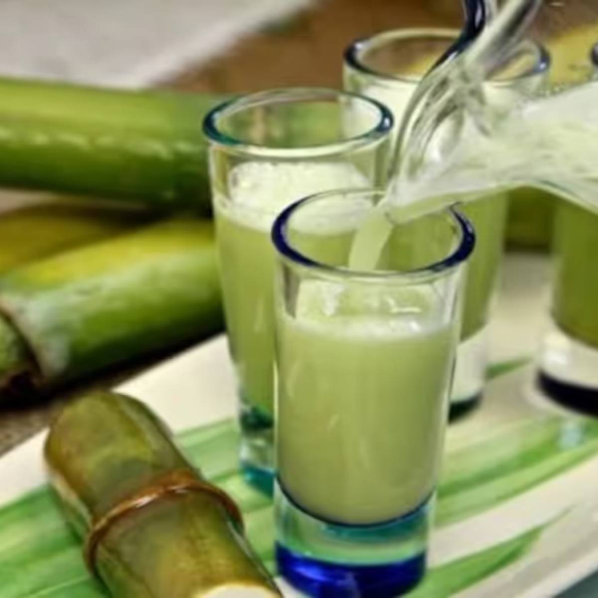 আখের রস অনেক প্রয়োজনীয় পুষ্টি উপাদানে সমৃদ্ধ। এক গ্লাস রসে প্রায় ১৮০ ক্যালোরি, ৪৪ থেকে ৫০ গ্রাম কার্বোহাইড্রেট এবং প্রাকৃতিক শর্করা (সুক্রোজ, গ্লুকোজ এবং ফ্রুক্টোজ) থাকে। আখের রস অনেক প্রয়োজনীয় পুষ্টি উপাদানে সমৃদ্ধ। এক গ্লাস রসে প্রায় ১৮০ ক্যালোরি, ৪৪ থেকে ৫০ গ্রাম কার্বোহাইড্রেট এবং প্রাকৃতিক শর্করা (সুক্রোজ, গ্লুকোজ এবং ফ্রুক্টোজ) থাকে।