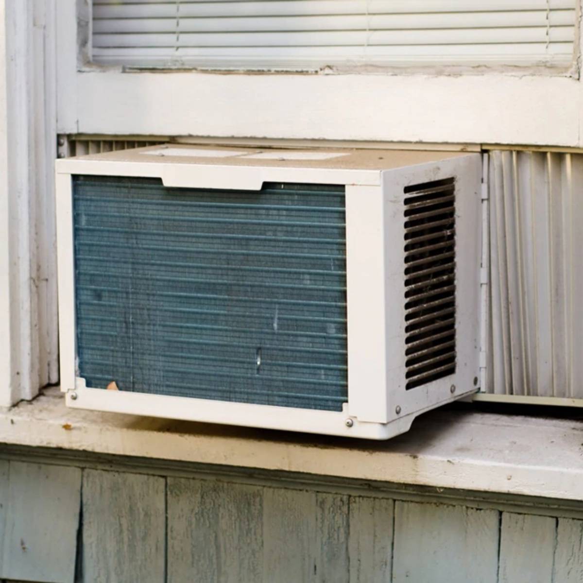 যদি আপনি একটি নতুন এসি কেনার কথা ভাবছেন, তাহলে আপনার ইনভার্টার এবং কনভার্টেবল প্রযুক্তিকে অগ্রাধিকার দেওয়া উচিত। ফিক্সড-স্পিড এসি বেশি বিদ্যুৎ খরচ  করে। (ছবি: এআই জেনারেট করা)  